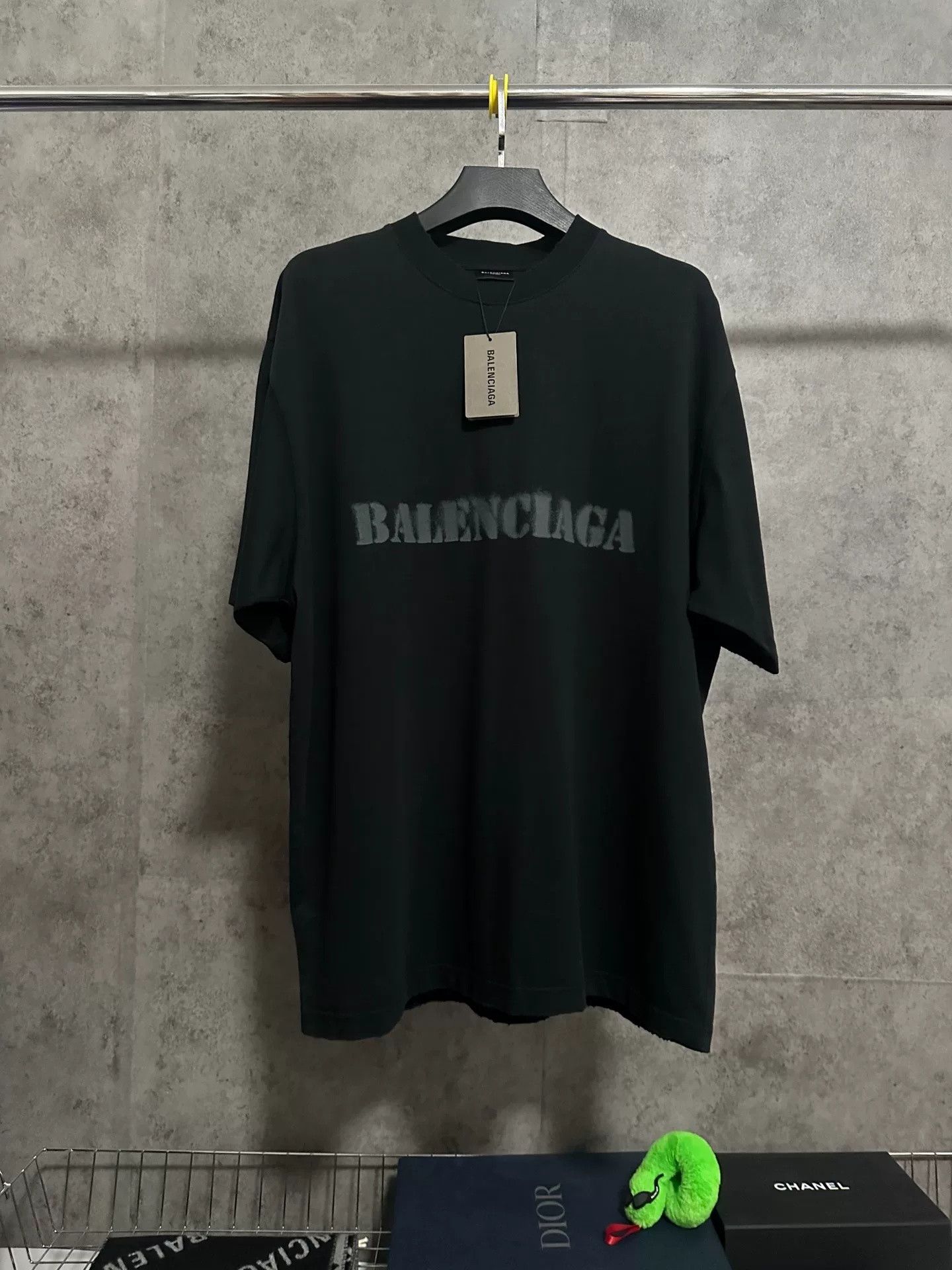 Balenciaga Balenciaga SS24 Blurred Lettering Logo T-shirt Size US XL / EU 56 / 4 - 1 Thumbnail
