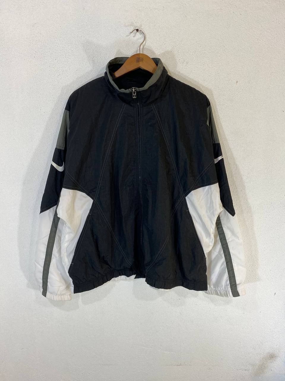 Nike vintage 90s nike light jacket nice design Size US M / EU 48-50 / 2 - 1 Thumbnail
