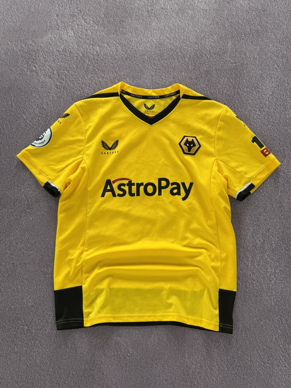 Vintage Wolves Streetwear Yellow Soccer Jersey - 2022/3 Size US L / EU 52-54 / 3 - 1 Thumbnail