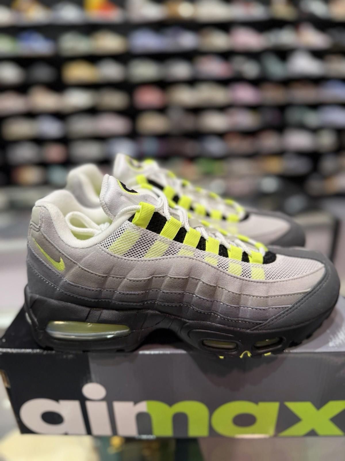 Nike Size 8 - Nike Air Max 95 OG 2025/2026 Neon (HM4740 001) Size US 8 / EU 41 - 7 Thumbnail