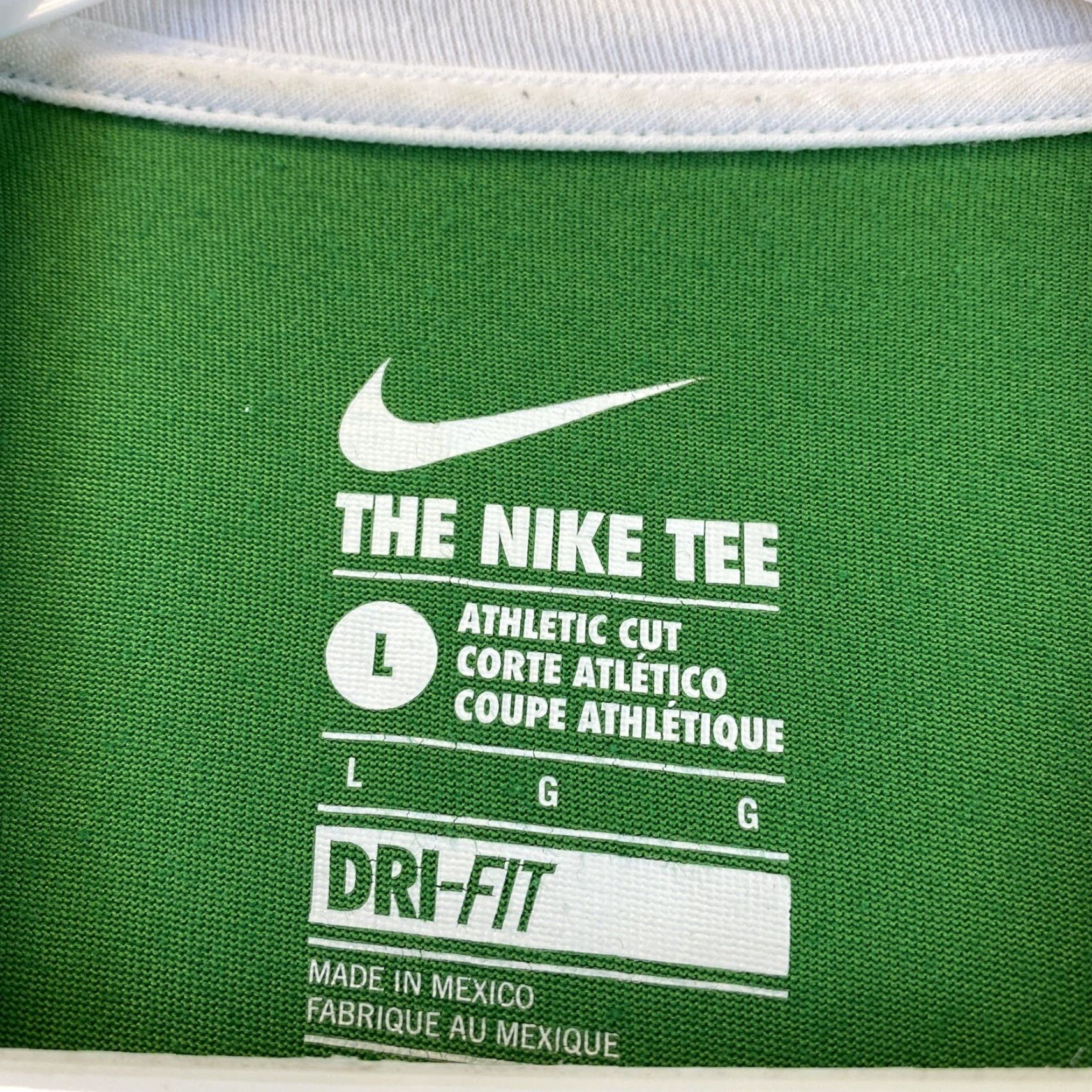 Nike VINTAGE? No, it's Nike Dri-FIT Oregon Ducks T-Shirt Large White/Green Men’s Short Sleeve 94-44 Mens Size US L / EU 52-54 / 3 - 4 Thumbnail