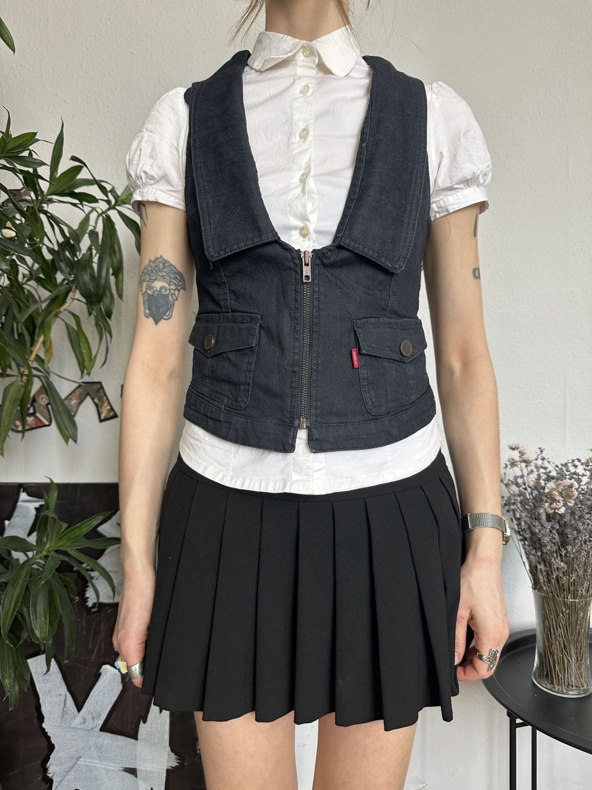 Japanese Brand × Vintage Dark Denim Vintage Deep V-Neck Skinny Sheath Vest Size M / US 6-8 / IT 42-44 - 1 Thumbnail
