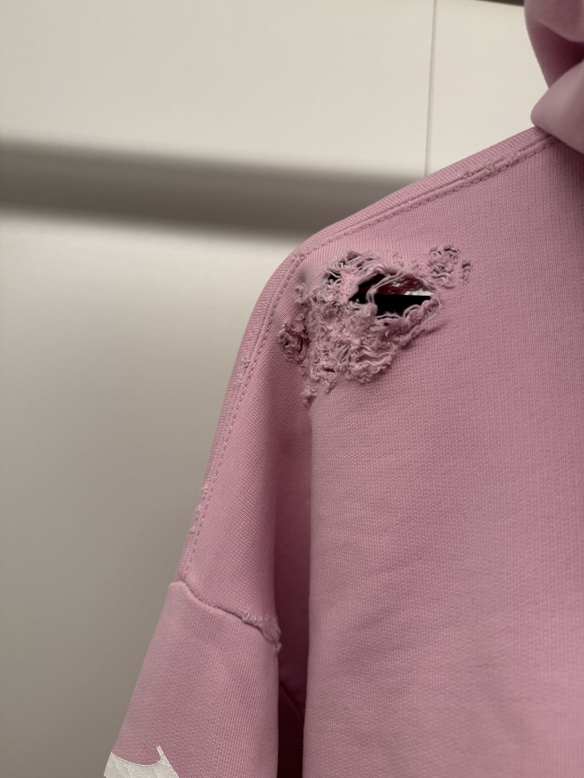 Balenciaga Balenciaga pink gothic logo distressed hoodie Size US M / EU 48-50 / 2 - 8 Thumbnail