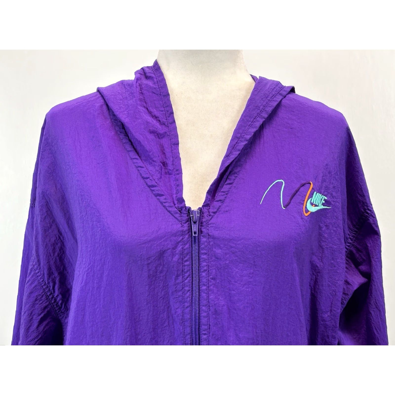 Nike VINTAGE Nike Windbreaker Jacket Women Medium Purple Hooded Mid-Length 90s Nylon Windbreaker, Zip Closure, Activewear, Regular Size, Womens Size M / US 6-8 / IT 42-44 - 5 Thumbnail