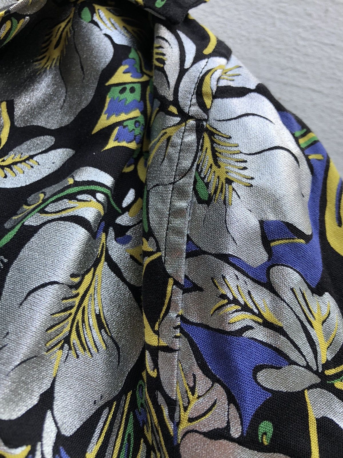 Louis Vuitton Louis Vuitton Hawaii Flowers Shirt Very Rare Made in Italy Size US XL / EU 56 / 4 - 7 Thumbnail
