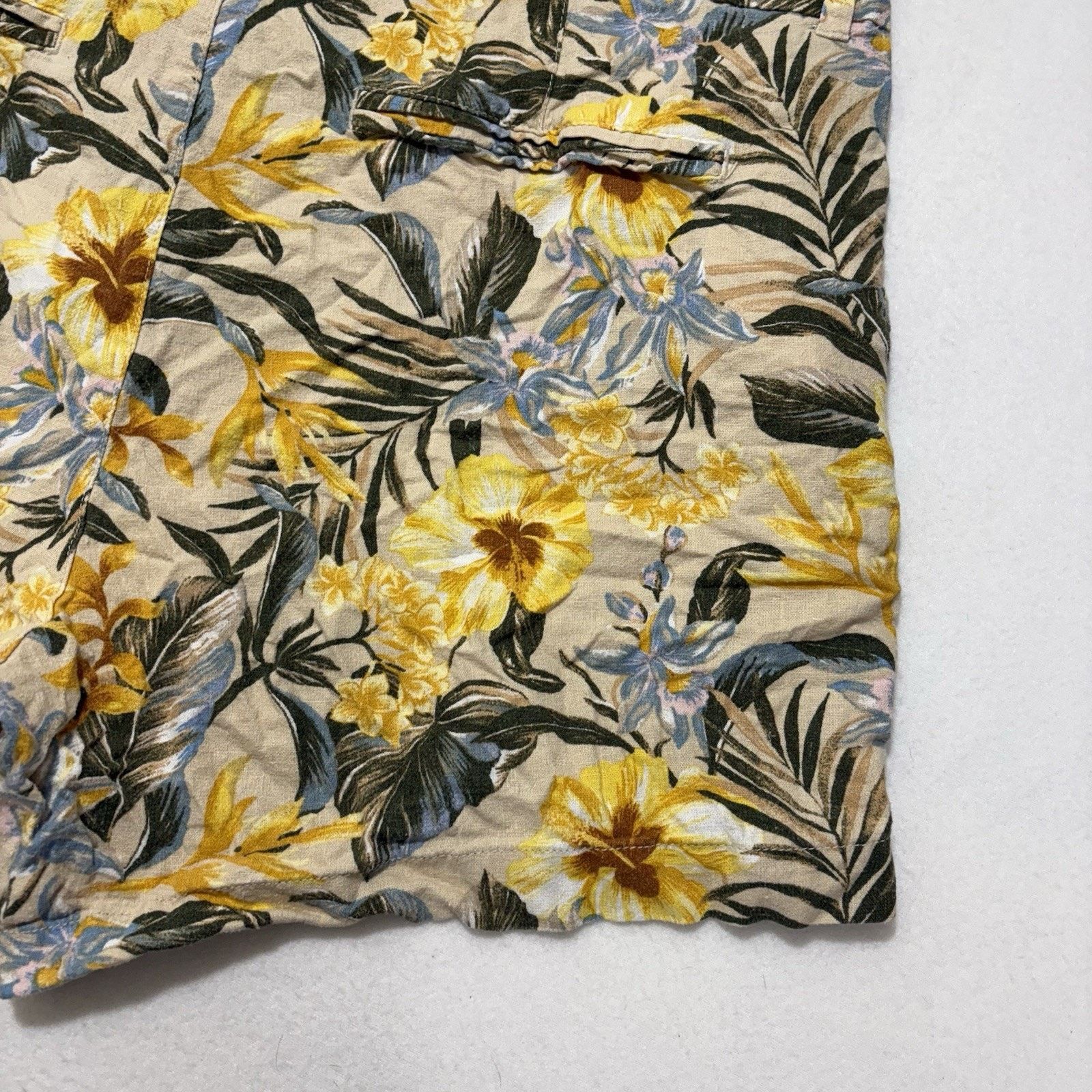 Old Navy Old Navy 20 Everyday Shorts 5" Inseam Yellow Hawaiian Floral Size 42" / US 20 - 13 Thumbnail