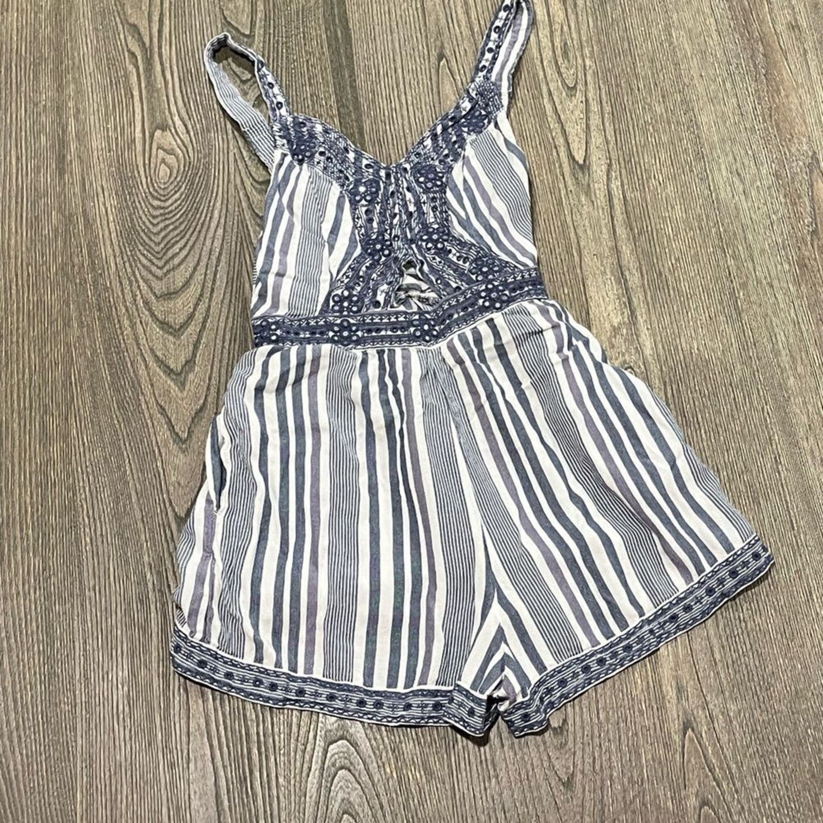 American Eagle Outfitters American Eagle Cut-Out Romper Boho Eyelet Embroidered BlueXS Size 25" / US 0 / IT 36 - 1 Thumbnail