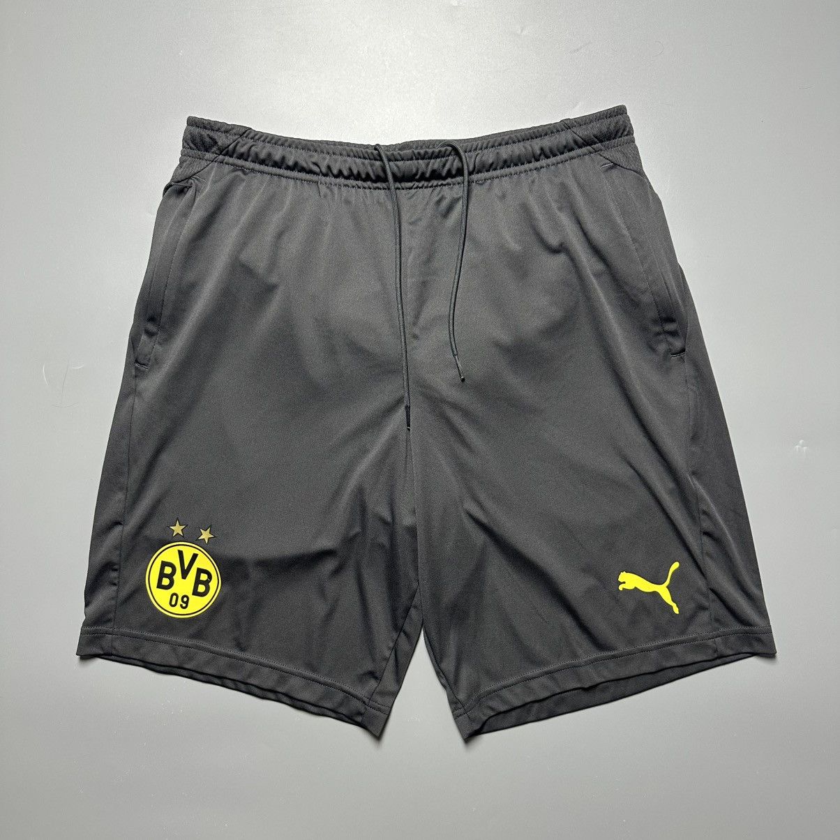 Puma BORUSSIA DORTMUND PUMA 2019/2020 FOOTBALL TRAINING SHORTS Size US 34 / EU 50 - 1 Thumbnail