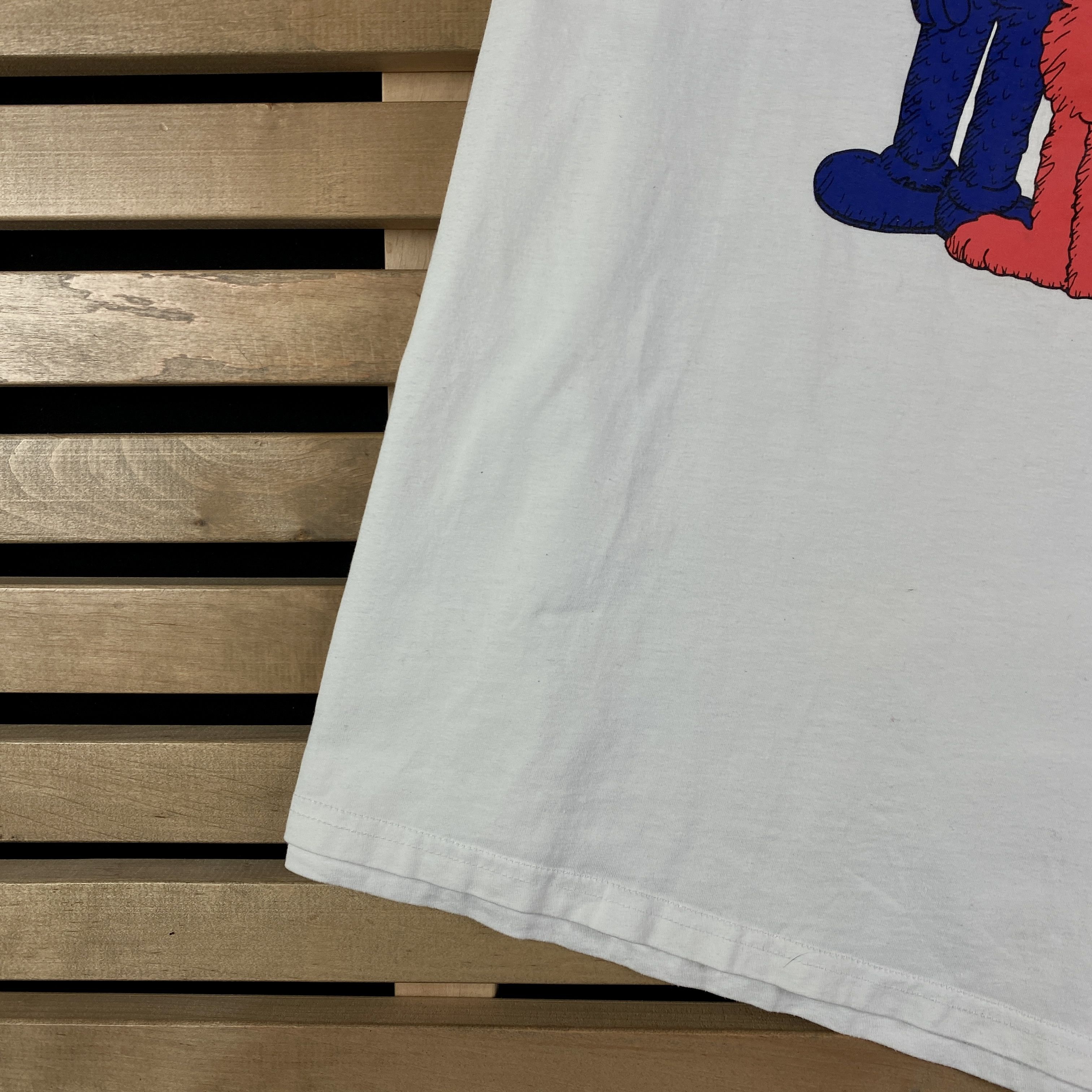 Kaws × Uniqlo Mens T-Shirt Uniqlo x Kaws Big Print Size M-L Size US M / EU 48-50 / 2 - 3 Thumbnail