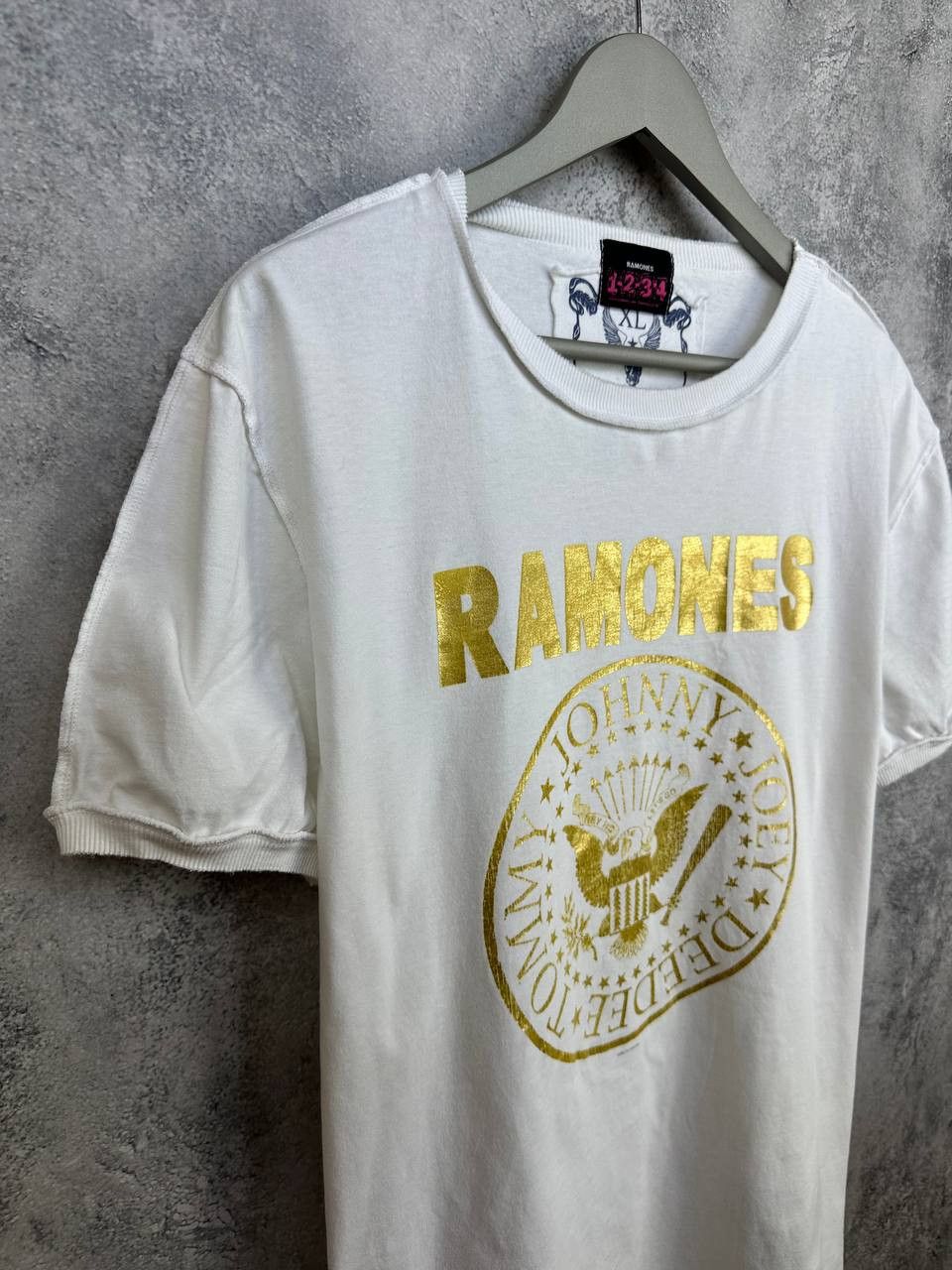 Band Tees Ramones 1-2-3-4 Gold Logo Amplified Distressed Vtg T-Shirt Size US XL / EU 56 / 4 - 3 Thumbnail