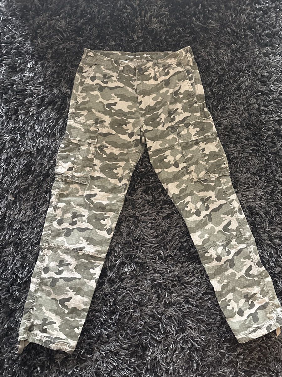 Old Navy Vintage Camouflage Cargo Pants Size US 34 / EU 50 - 1 Thumbnail