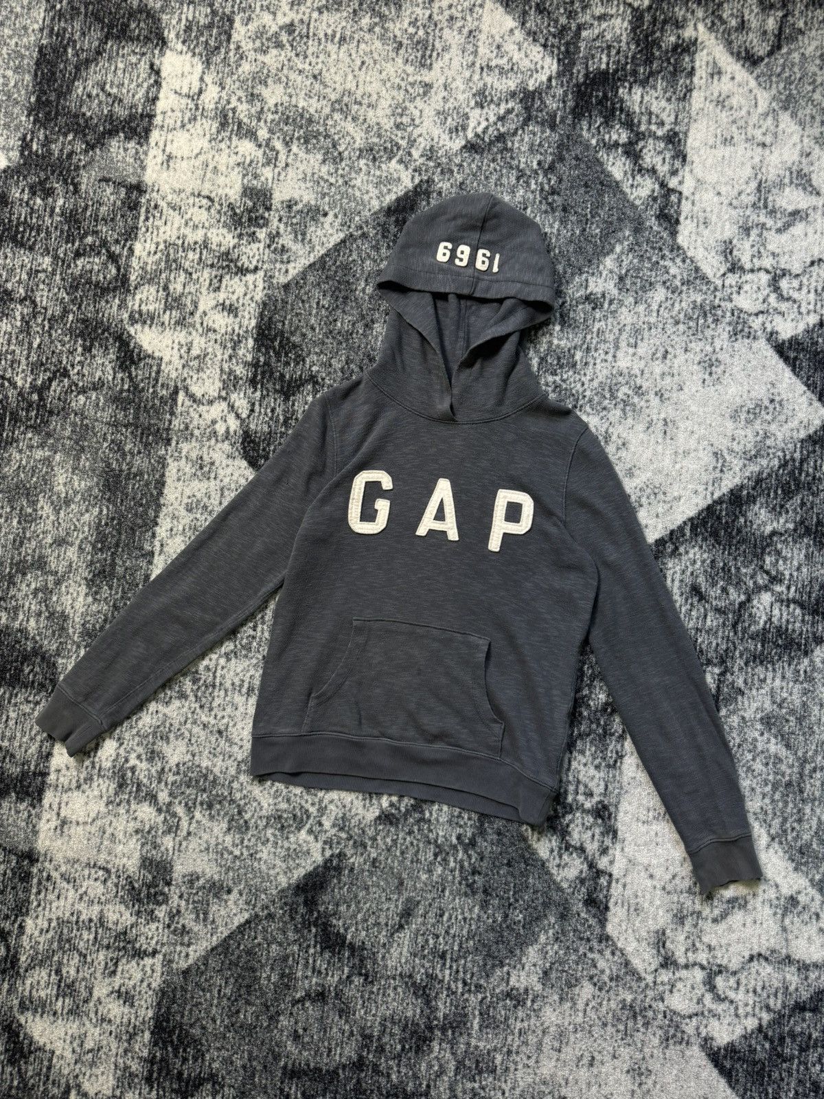 Gap Vintage Gap 1969 Hoodie Big Logo Embroidered Pocket Pullover Size US S / EU 44-46 / 1 - 1 Thumbnail