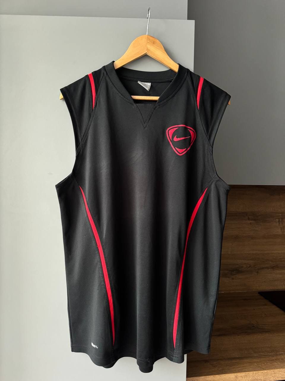 Nike Vintage Nike Tank Top Sleeveless Centre Swoosh Baggy 90s Size US L / EU 52-54 / 3 - 1 Thumbnail