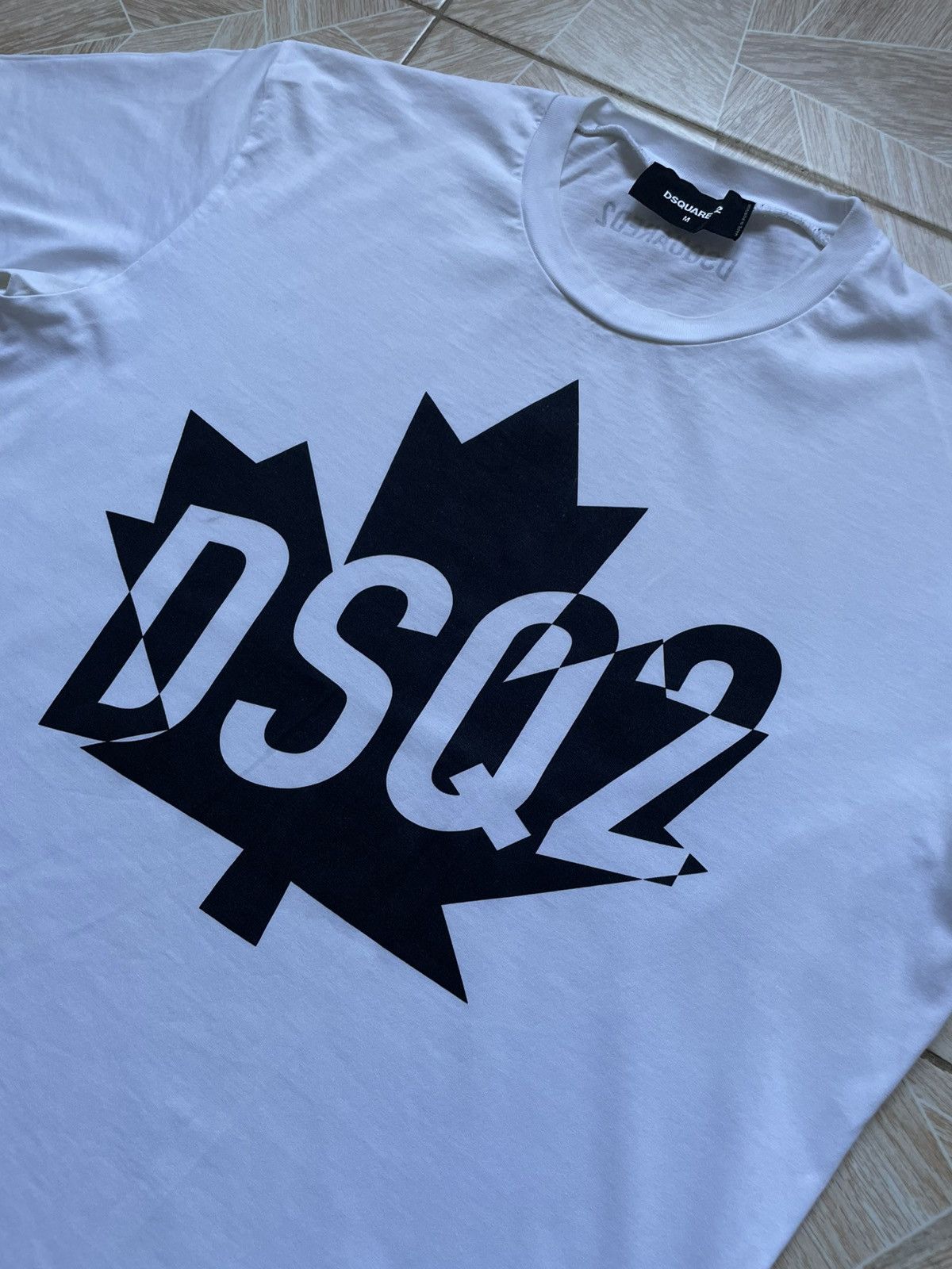 Designer Designer Luxury Dsquared2 Big Logo Maple Leaf Tee M Black Size US M / EU 48-50 / 2 - 2 Thumbnail
