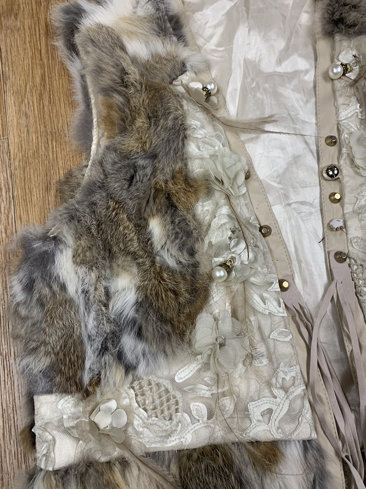 If Six Was Nine Real Rabbit Fur Vest Charm Pearls Decorations and Feathers Size M / US 6-8 / IT 42-44 - 2 Thumbnail