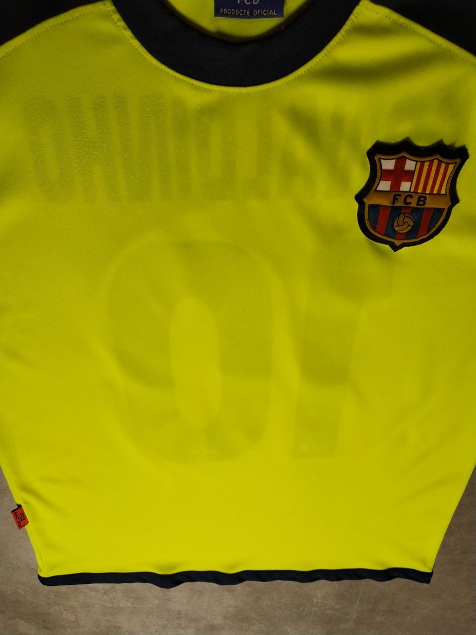 Vintage Vintage Ronaldinho 10 Barcelona Football Jersey T-shirt Size US S / EU 44-46 / 1 - 7 Thumbnail