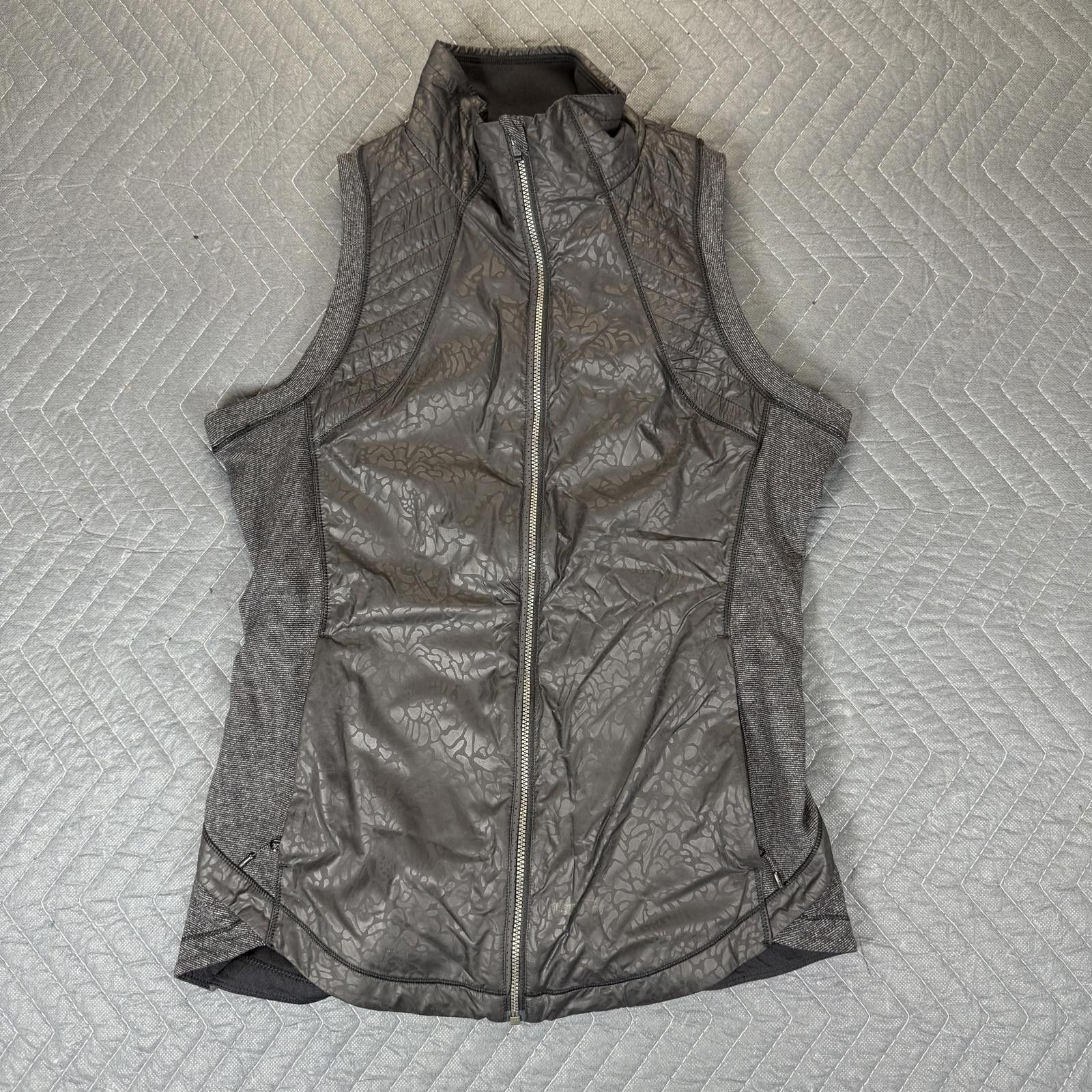 Lululemon Lululemon Womens Zip Vest Size 8 Grey Size M / US 6-8 / IT 42-44 - 1 Thumbnail