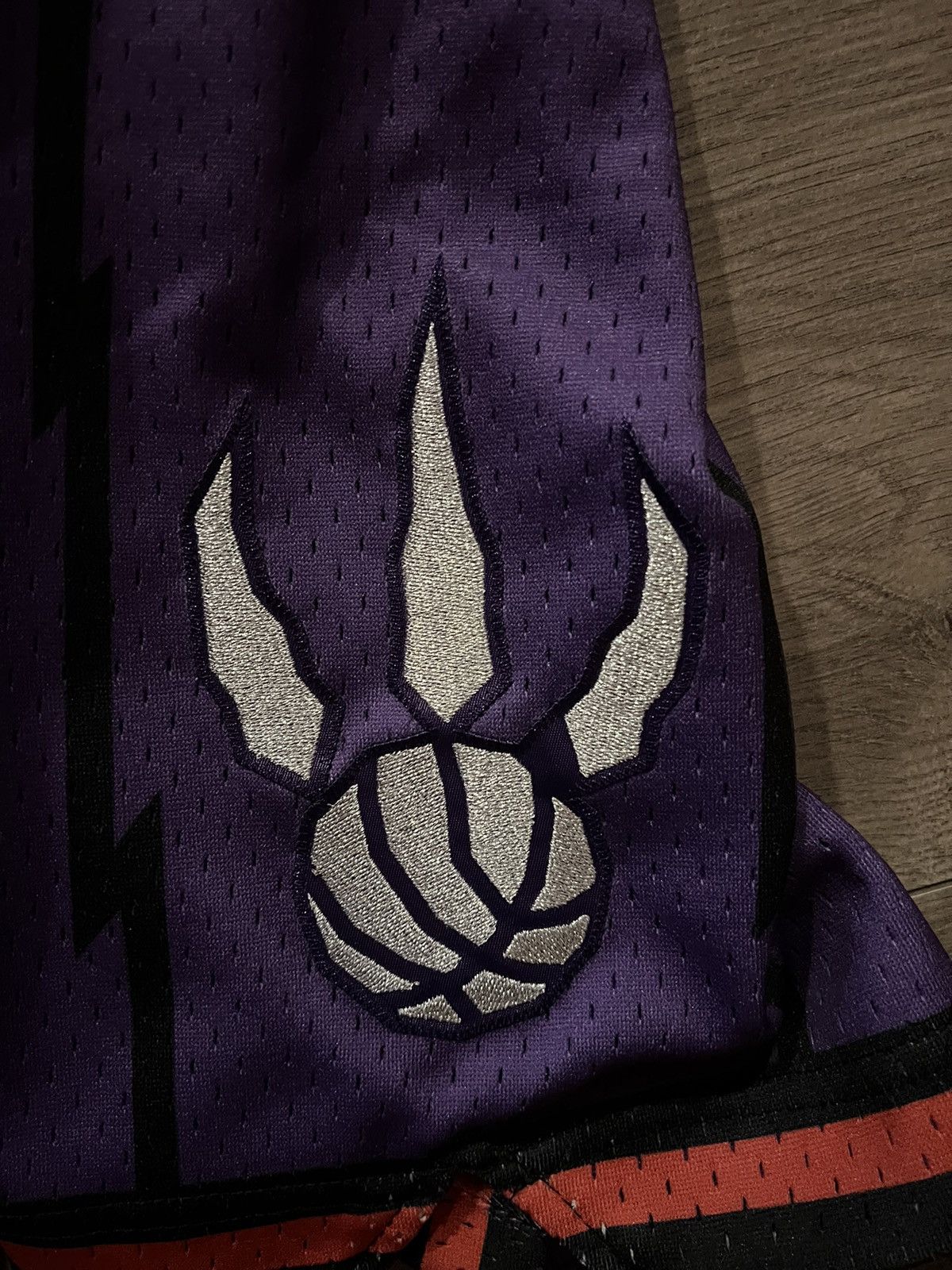 Mitchell & Ness Mitchell Ness Toronto Raptors Authentic Shorts 98 99 Size US 30 / EU 46 - 4 Thumbnail