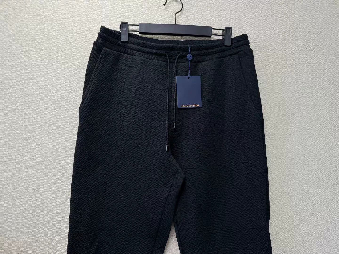 Louis Vuitton louis vuitton black embossed logo sweatpants Size US 28 / EU 44 - 2 Thumbnail