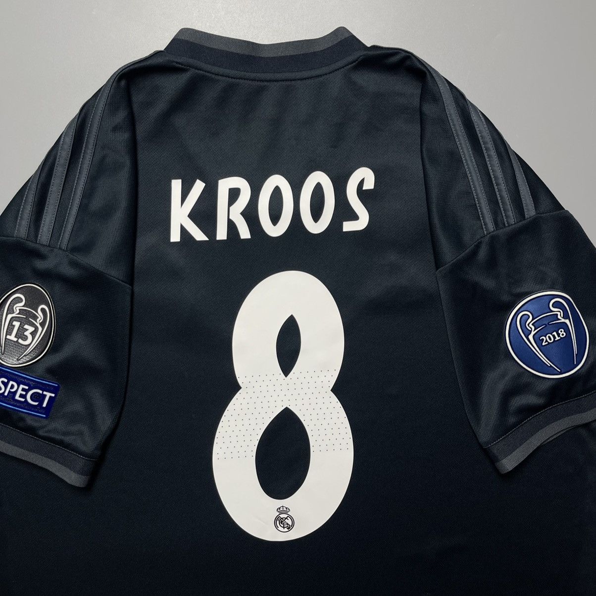 Vintage REAL MADRID ADIDAS 2018/2019 FOOTBALL AWAY JERSEY #8 KROOS Size US L / EU 52-54 / 3 - 11 Thumbnail