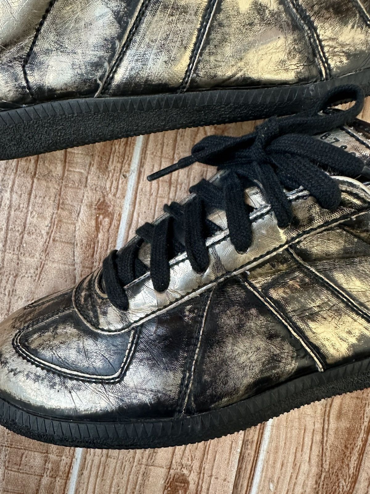 Maison Margiela Maison Margiela Black/Silver Metallic Leather Lowtop Sneaks Size US 7 / IT 37 - 11 Thumbnail