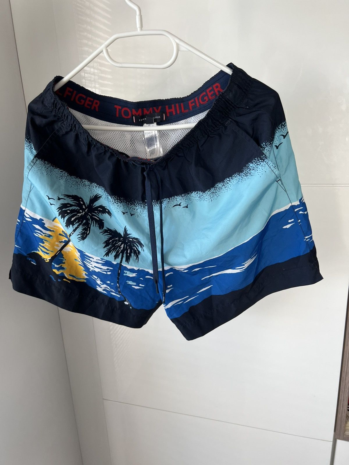 Tommy Hilfiger Tommy Hilfiger Overprinted Bahama Beach Swimming Shorts Size US 30 / EU 46 - 1 Thumbnail