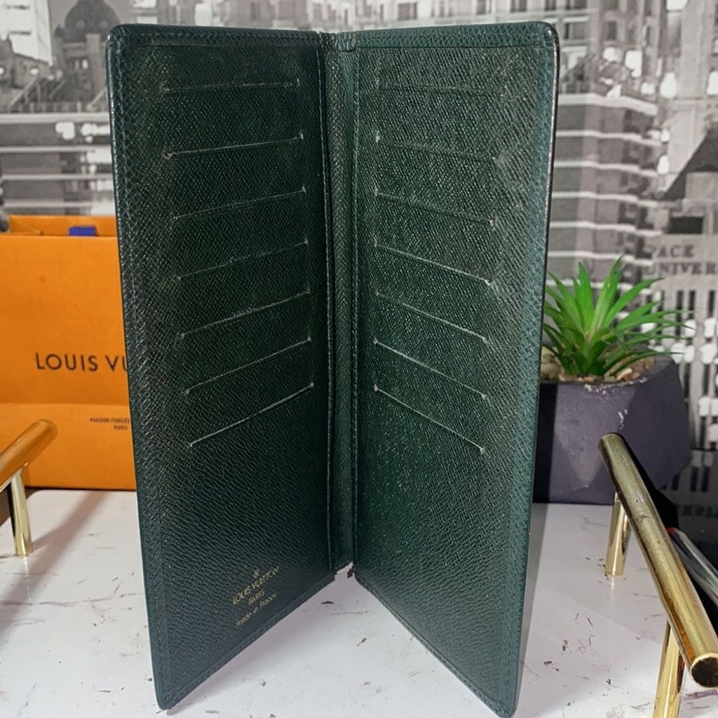 Louis Vuitton Authentic Louis Vuitton Taiga checkbook holder Size ONE SIZE - 3 Thumbnail