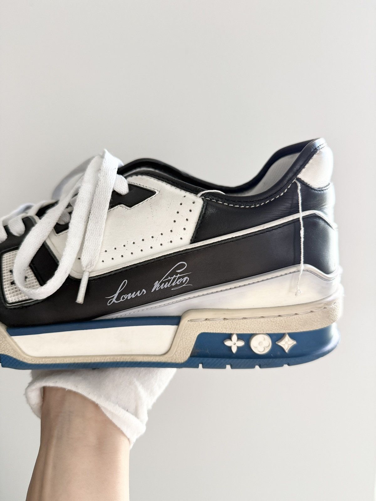 Louis Vuitton STEAL! Louis Vuitton Trainer Virgil Abloh White Black Blue Size US 8.5 / EU 41-42 - 7 Thumbnail
