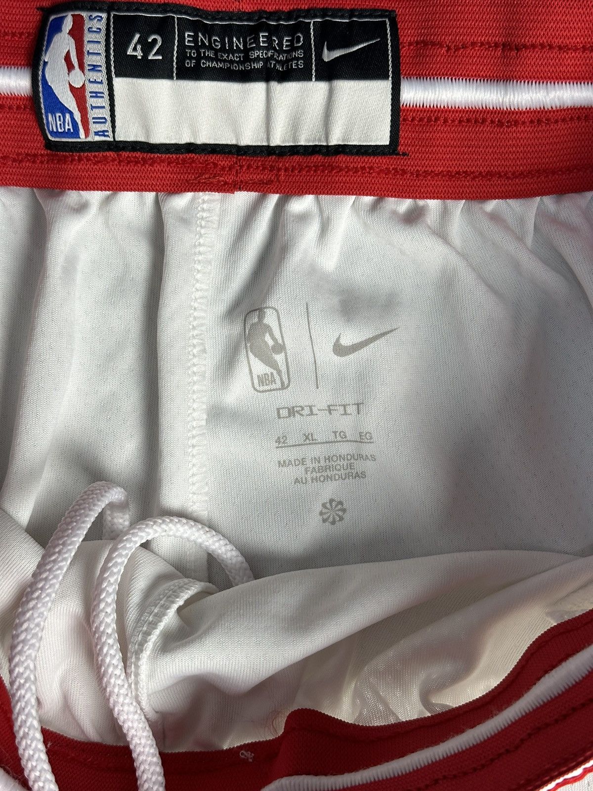NBA × Vintage Vintage Nike Chicago Bulls NBA Shorts Association Edition Size US 34 / EU 50 - 9 Thumbnail