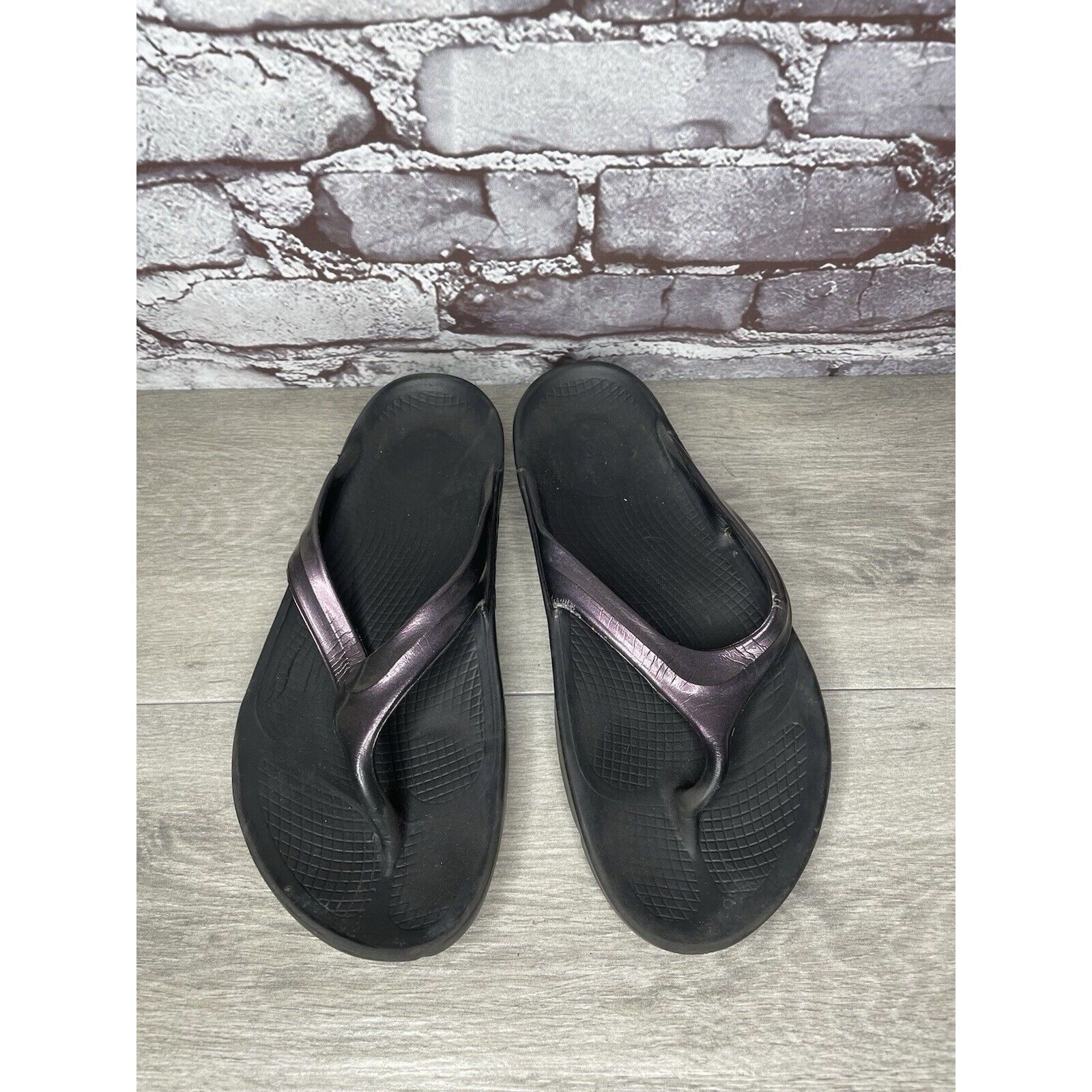 Other Oofos Oolala Cabernet Metallic Purple Recovery Thong Sandals Size US 9 / IT 39 - 2 Thumbnail