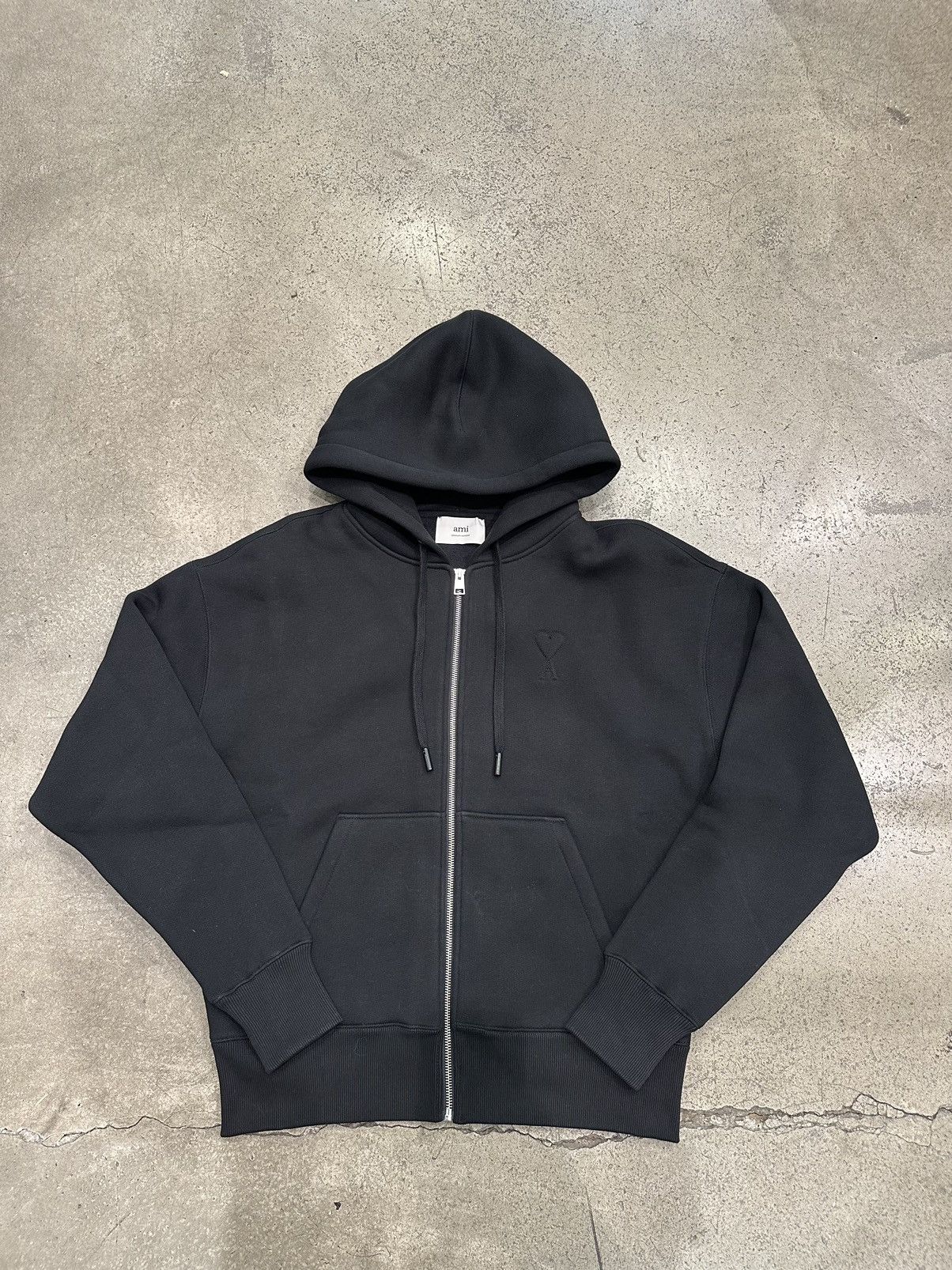 AMI｜HOOD/ZIP-UP (ADC Hoodie (USW235 730 221)) AMI Paris Tonal Zipped ADC Hoodie Black/Red | Cultizm