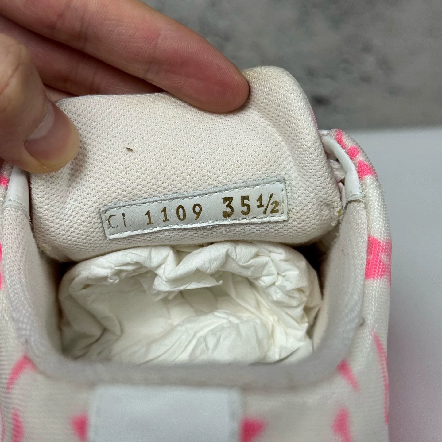 Louis Vuitton LV Monogram Women's Sneaker 35.5 Size US 5 / IT 35 - 9 Thumbnail