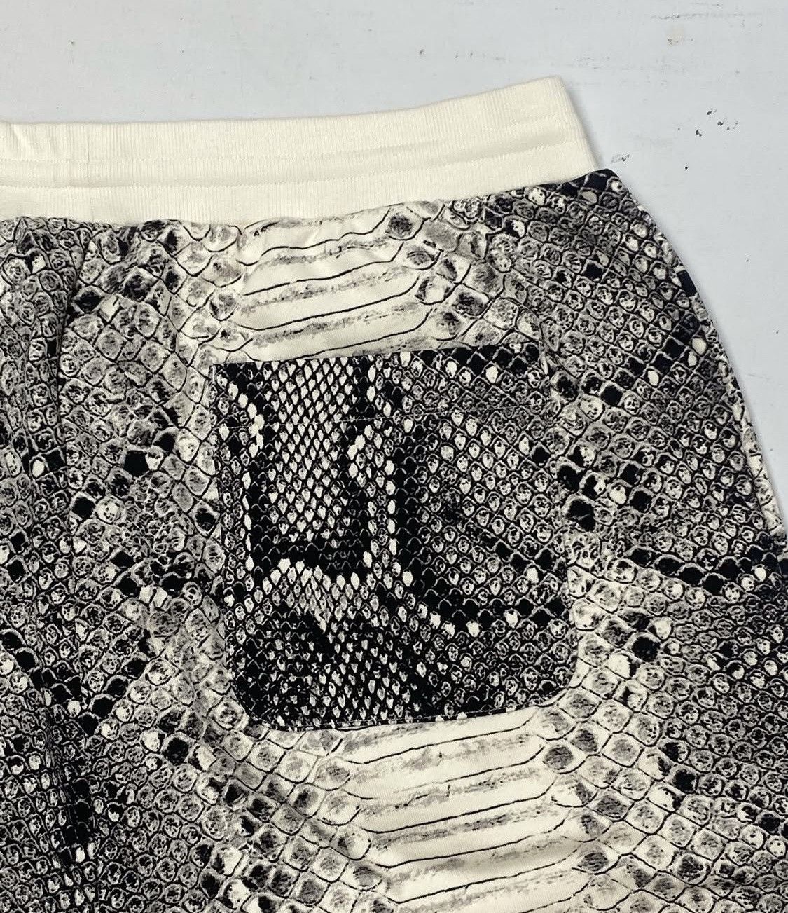 Carhartt Wip Carhartt Wip Year of the Snake Drop Japan Size L Shorts Size US 40 / EU 56 - 14 Thumbnail