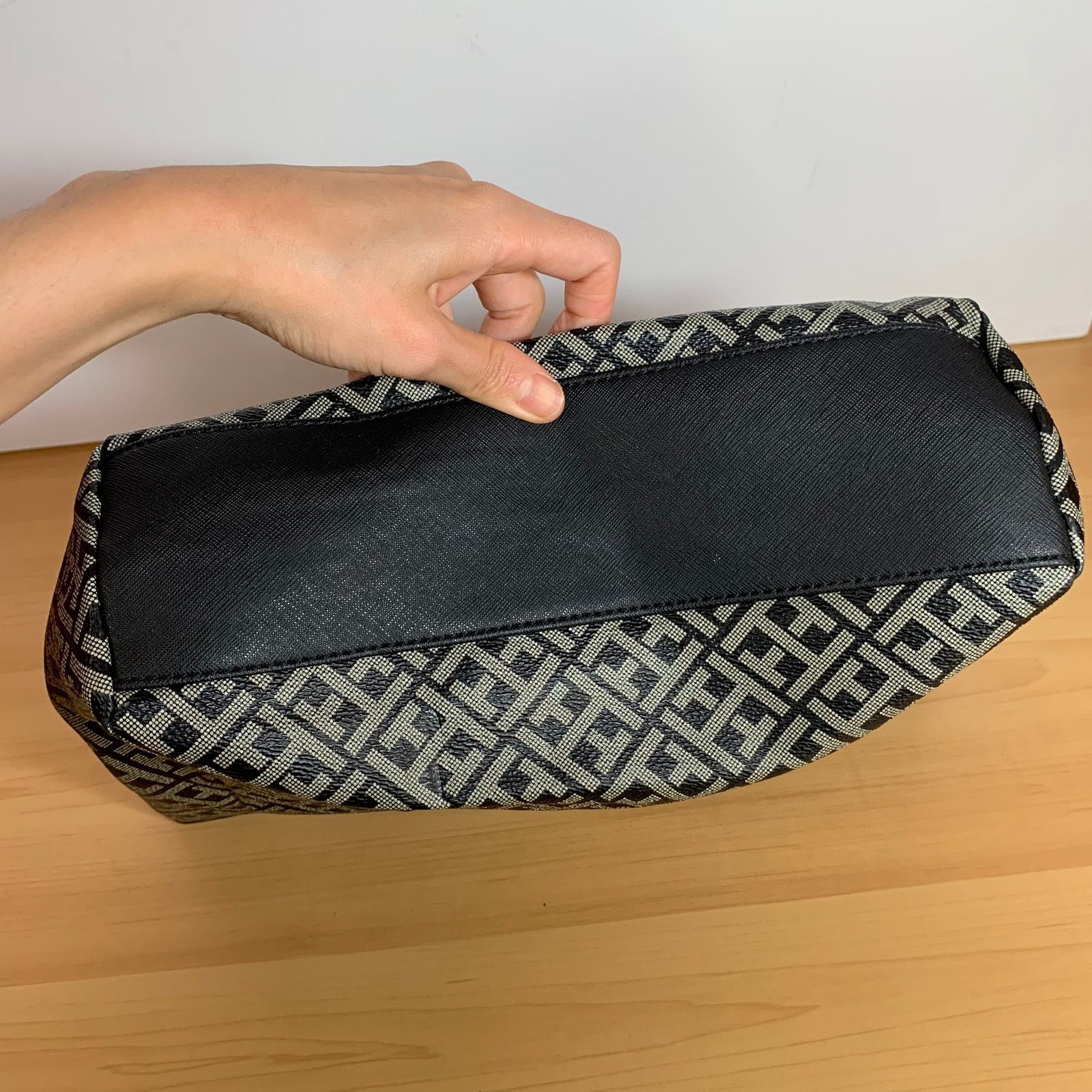 Tommy Hilfiger Tommy Hilfiger Womens Tote Bag Black-White Size Medium Purse Size ONE SIZE - 11 Thumbnail