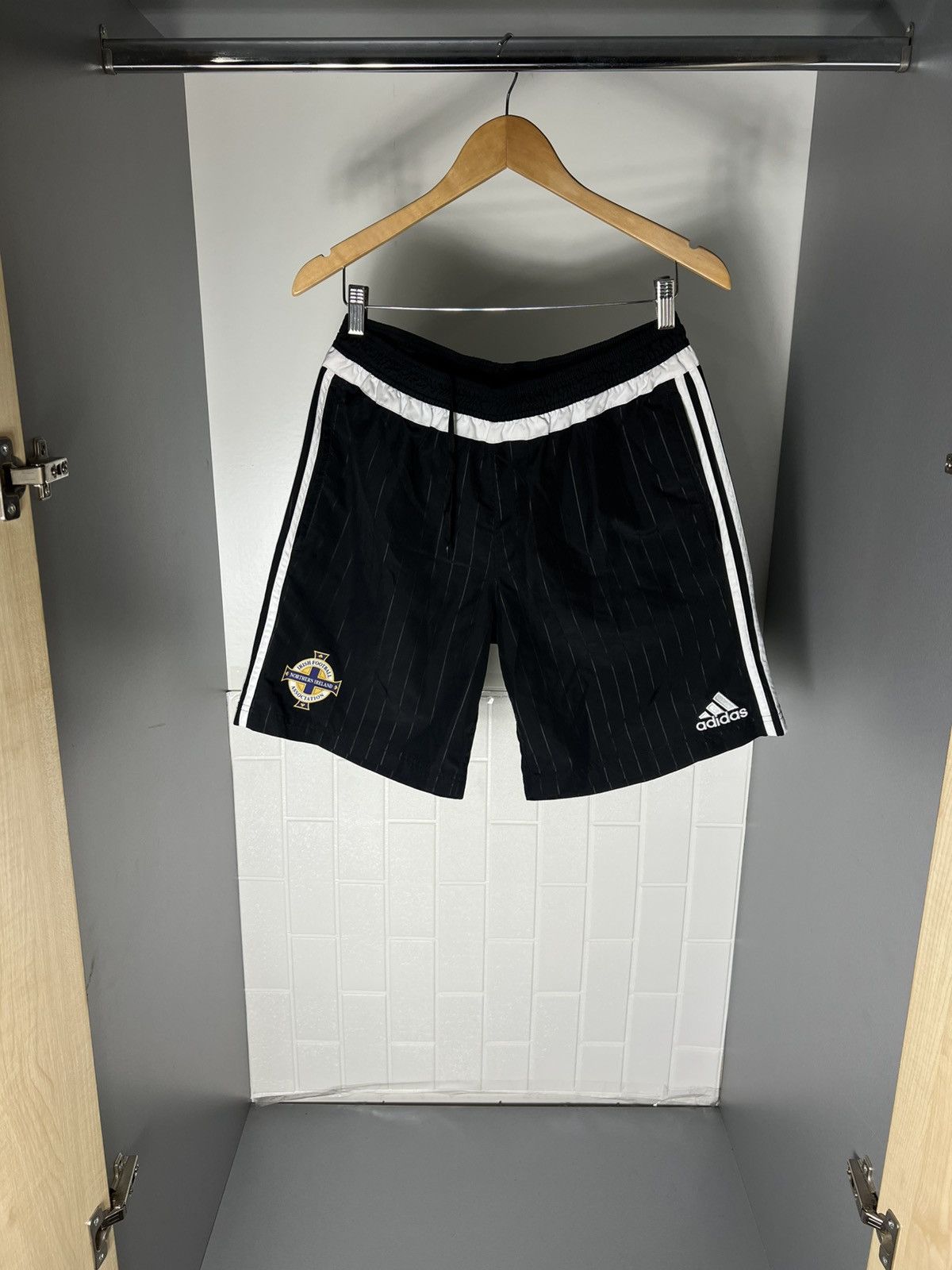 Adidas VINTAGE ADIDAS NORTHERN IRELAND IRISH SOCCER SHORTS Y2K 90s Size US L / EU 52-54 / 3 - 1 Thumbnail
