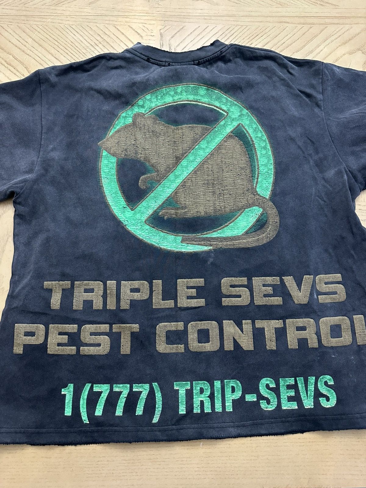Other Triple Sevens "Pest Control" Tee in Black. Size US S / EU 44-46 / 1 - 2 Thumbnail