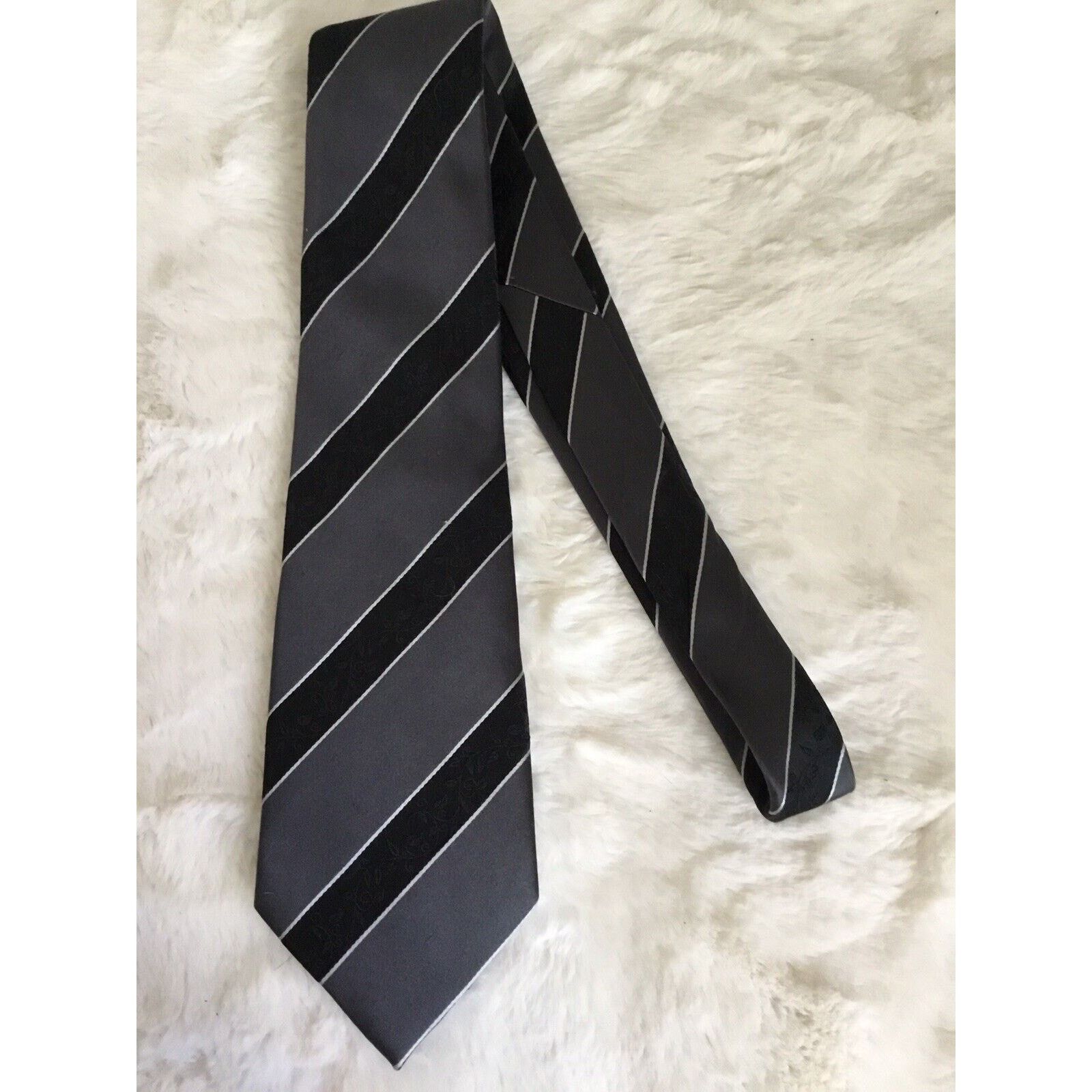 Donald Trump Donald Trump Signature Tie Gold Plate Name 100% Silk Size ONE SIZE - 8 Thumbnail