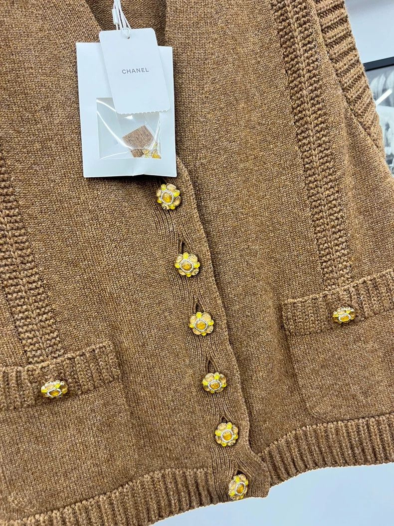 Chanel Chanel 24A brown V-neck knitted vest Size XS / US 0-2 / IT 36-38 - 2 Thumbnail