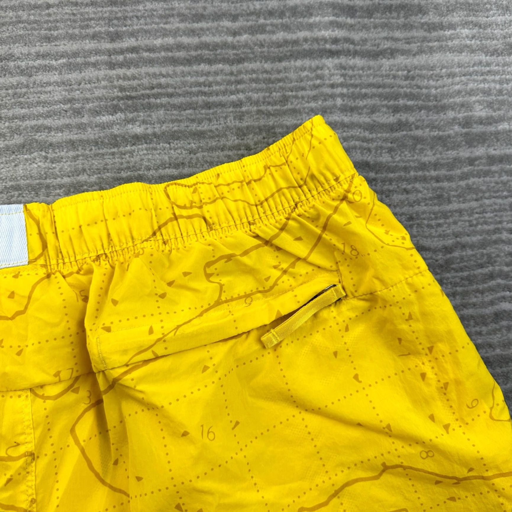 Nike Nike Shorts Mens 2XL Yellow Nylon Woven Air Sportswear Athletic Drawstring Pockets Activewear 2XL Mens Size US 39 - 6 Thumbnail