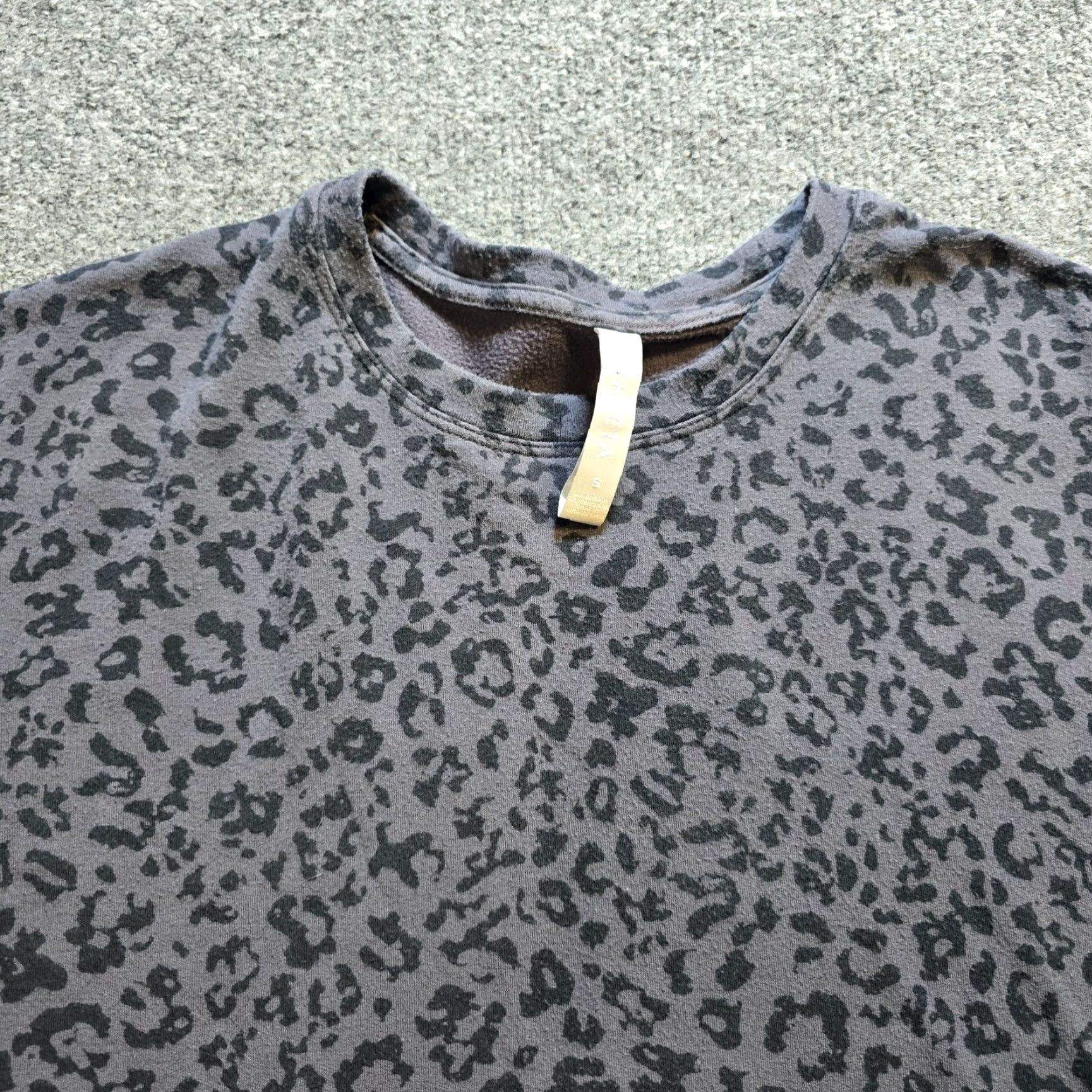 Athleta Athleta Top Women Small Gray Leopard Sweatshirt Crew Neck Long Sleeve Stretchy Shirt Size S / US 4 / IT 40 - 2 Thumbnail