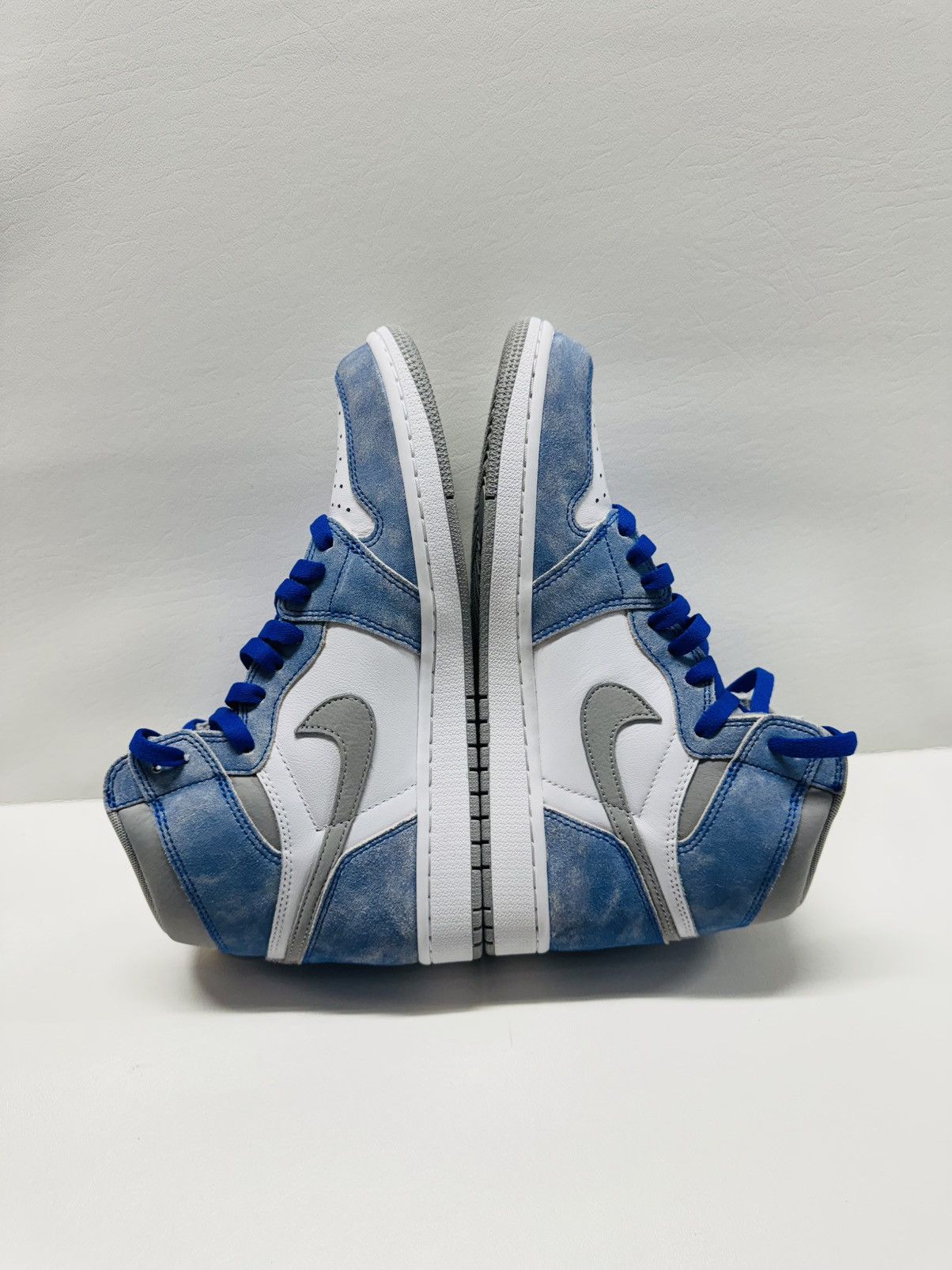 Jordan Brand Air Jordan 1 Retro High OG Hyper Royal Size US 9.5 / EU 42-43 - 3 Thumbnail