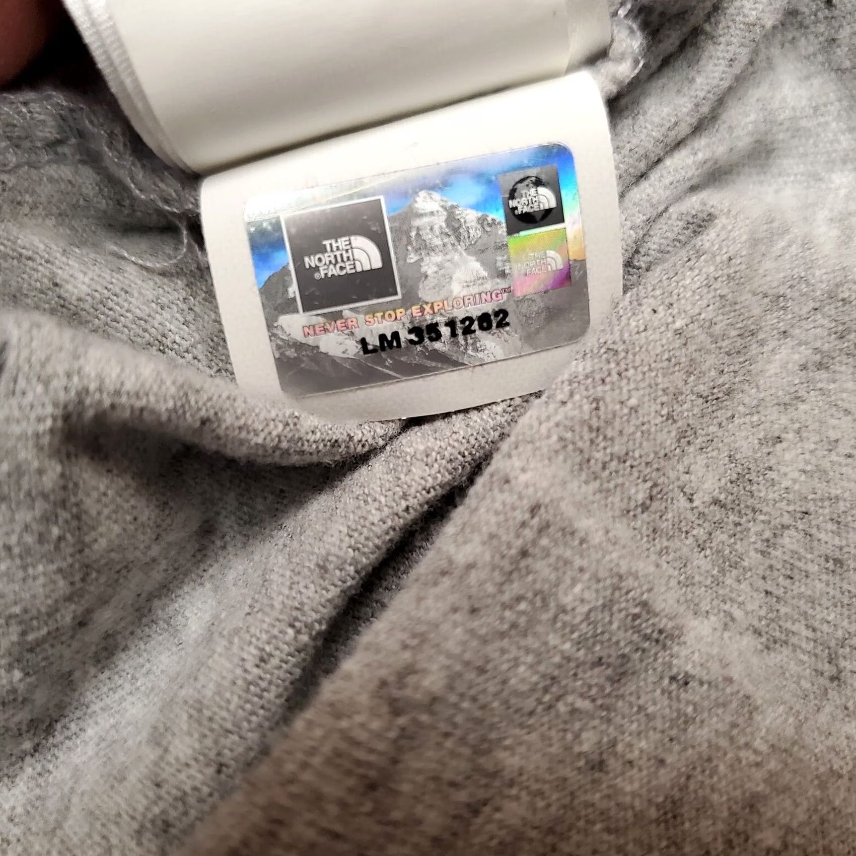 The North Face The North Face Shirt Womens L Gray V-Neck Short Sleeve Tee Outdoors Merchandise Womens L Gray V-Neck T-Shirt Outdoors Size L / US 10 / IT 46 - 4 Thumbnail