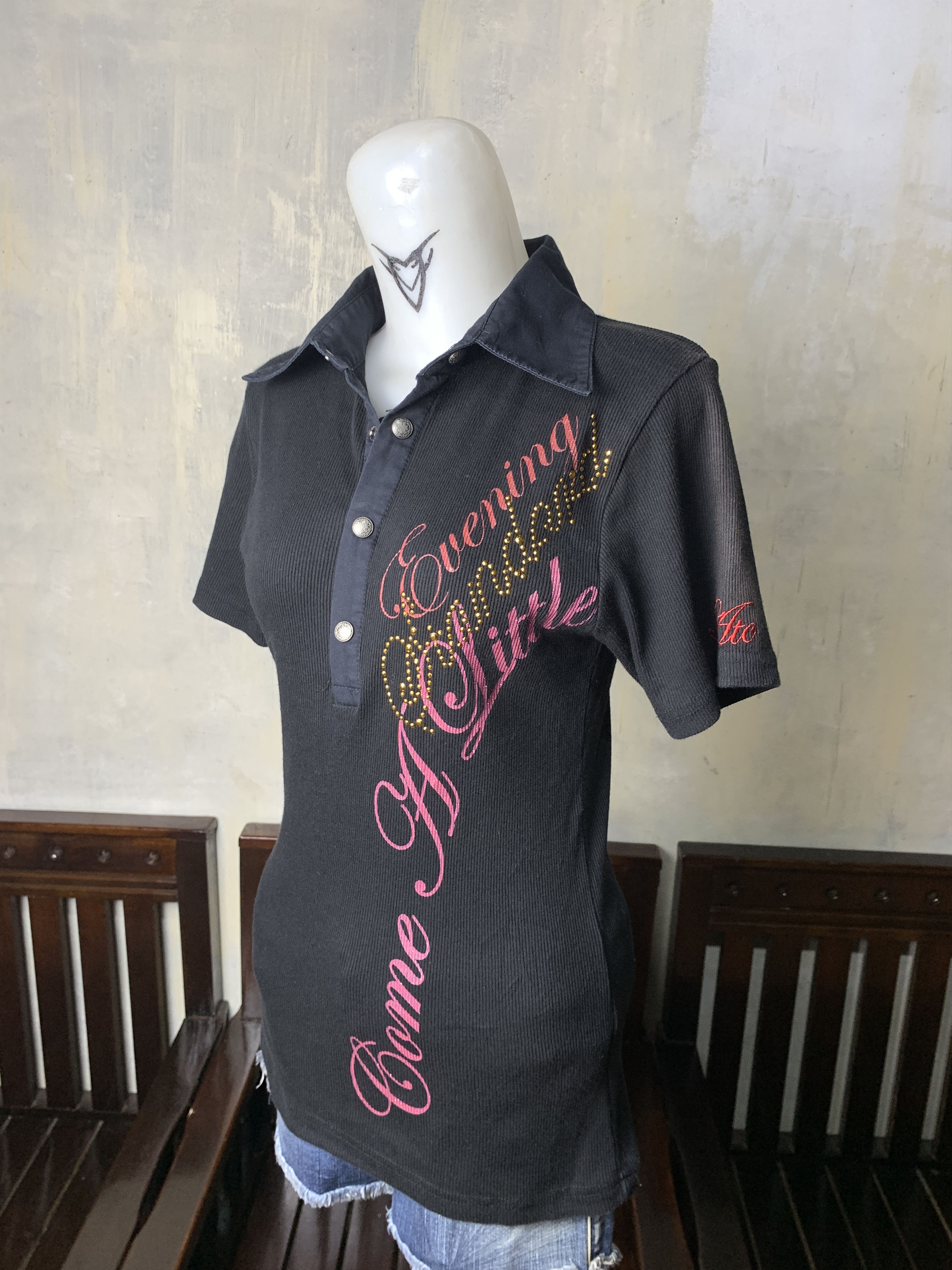 In The Attic In The Attic Black Skull Poem Fitted Polo (M) Size M / US 6-8 / IT 42-44 - 3 Thumbnail