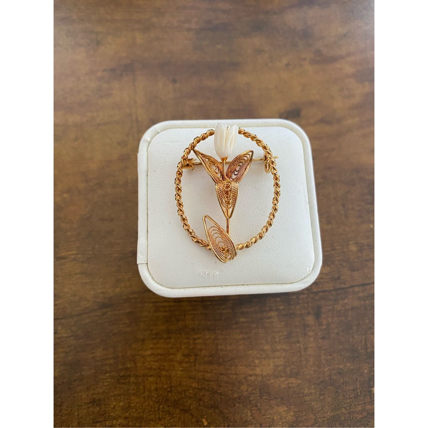 Other Vintage White rose flower gold trim brooch w/back pin Size ONE SIZE - 1 Thumbnail