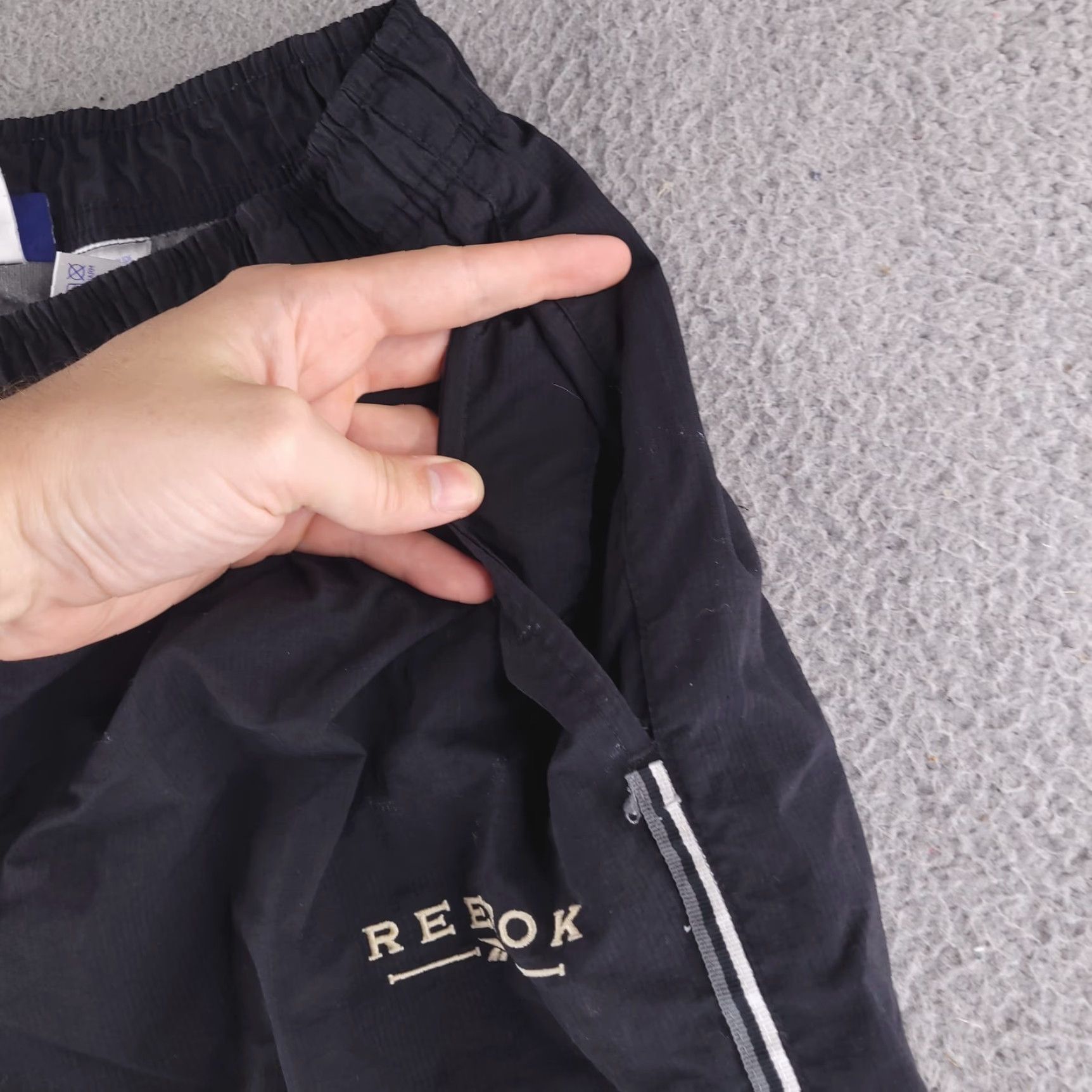Reebok VINTAGE Reebok Pants Mens Medium Black Nylon Track Windbreaker Zip legs Straight Pants Track Mens Black 90s? Size US 31 - 7 Thumbnail