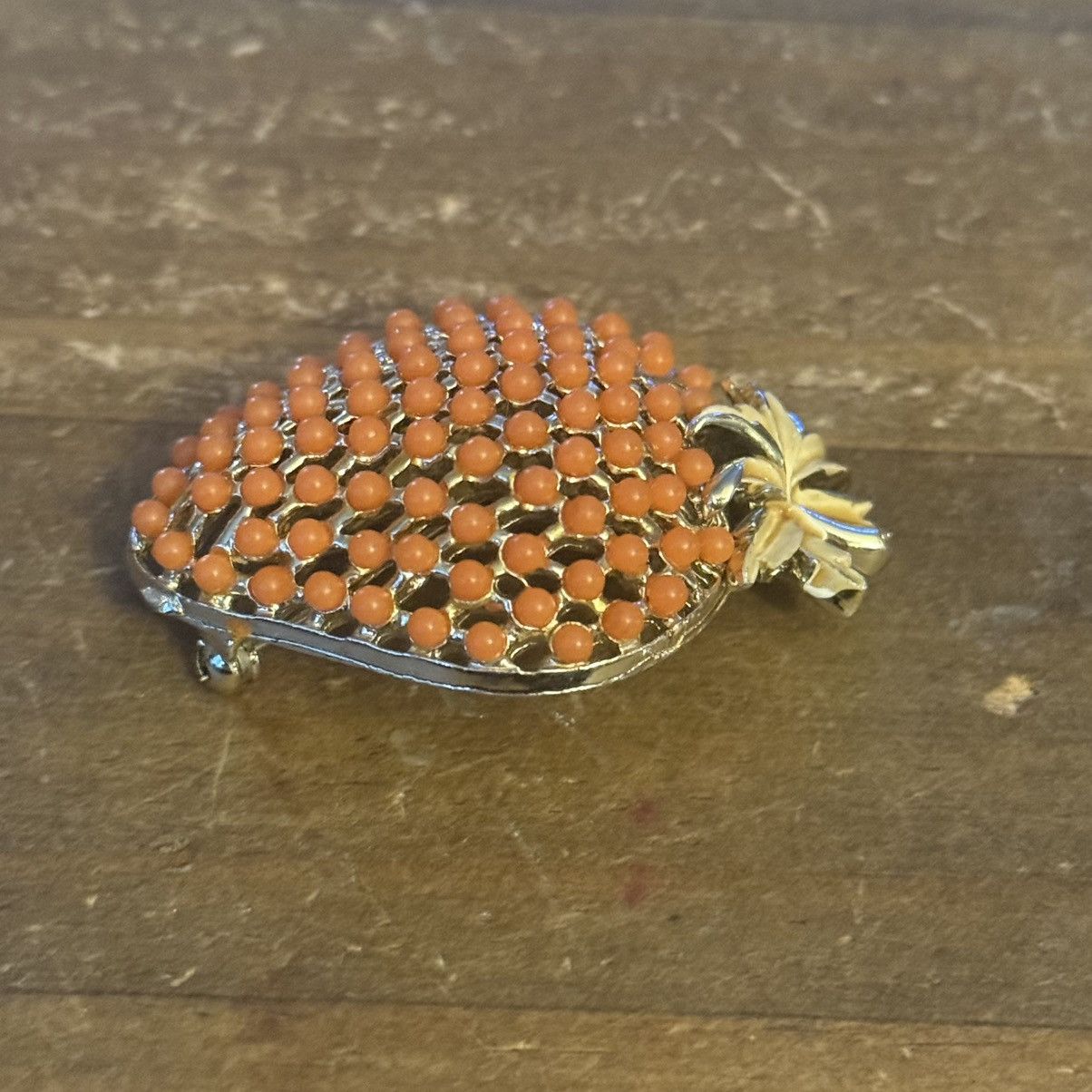 Vintage Vintage gold tone coral cabochon stones strawberry brooch Size ONE SIZE - 3 Thumbnail