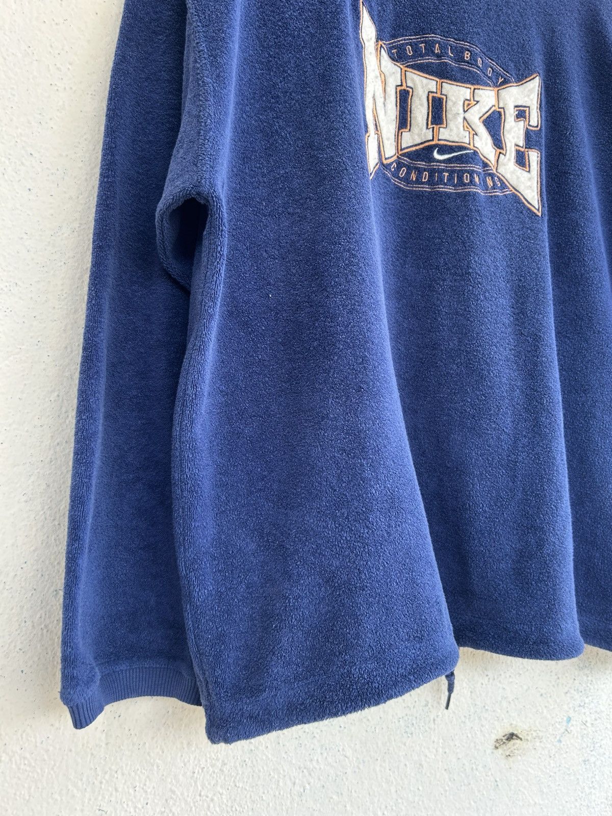 Nike Vintage 90’s Nike White Tag Center Swoosh Velvet Sweatshir Size US L / EU 52-54 / 3 - 5 Thumbnail