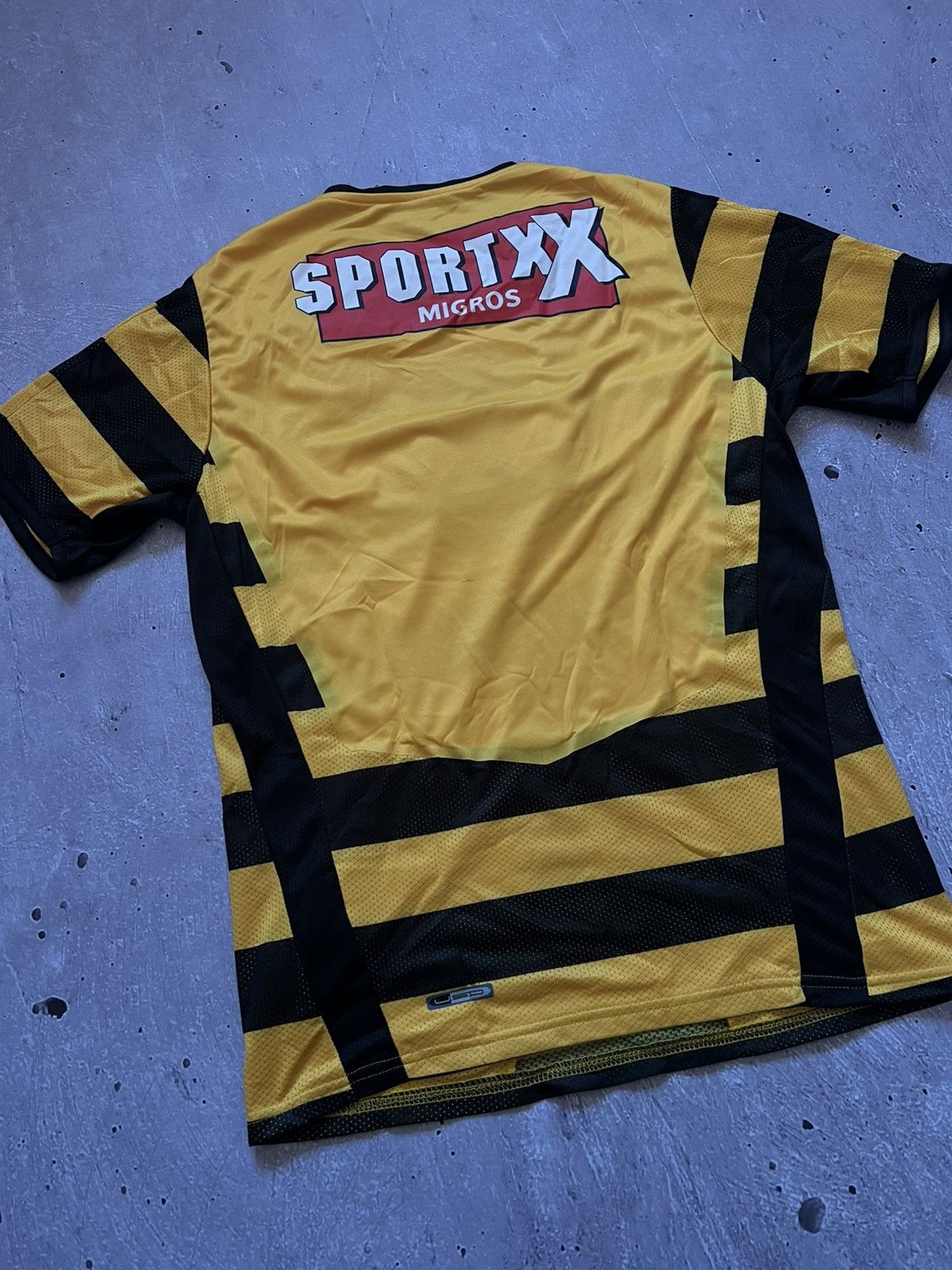 Puma BSC YOUNG BOYS PUMA FOOTBALL SHIRT 2008-2009 JERSEY SIZE S Size US S / EU 44-46 / 1 - 10 Thumbnail