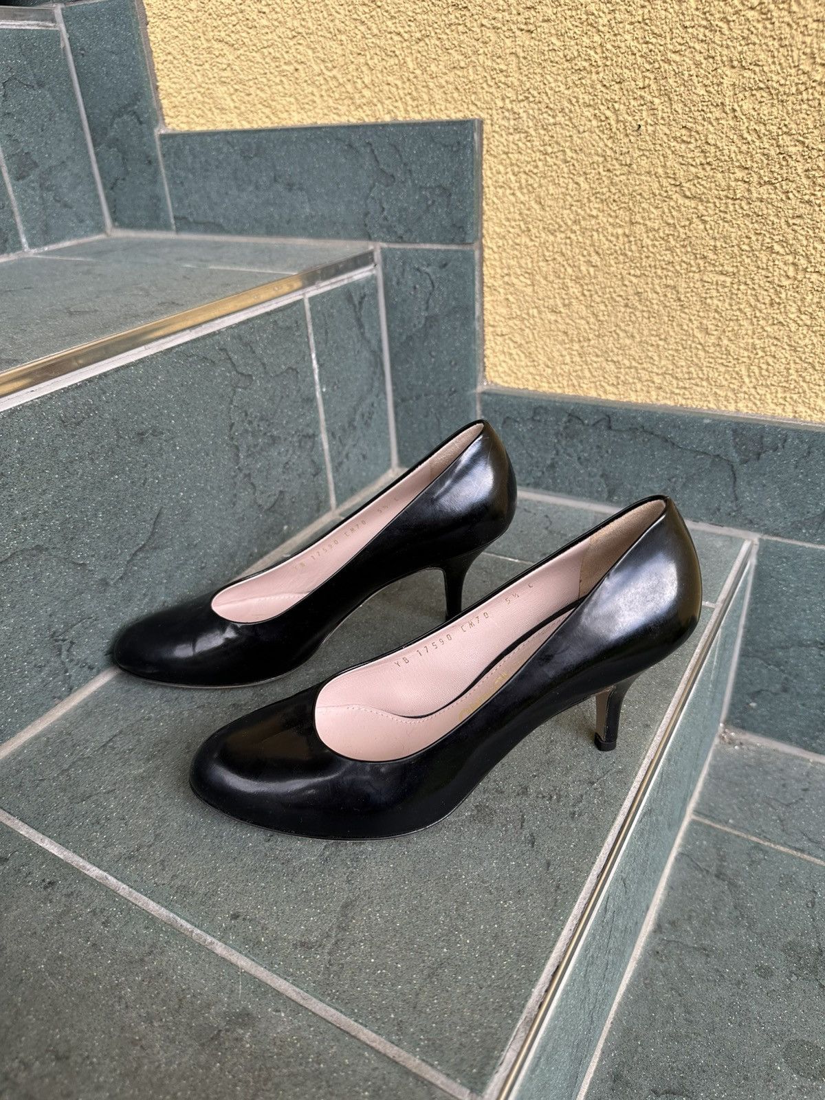 Salvatore Ferragamo Salvatore Ferragamo Heels Pumps Black Leather 5.5 size 36 Size US 5.5 / IT 35.5 - 6 Thumbnail