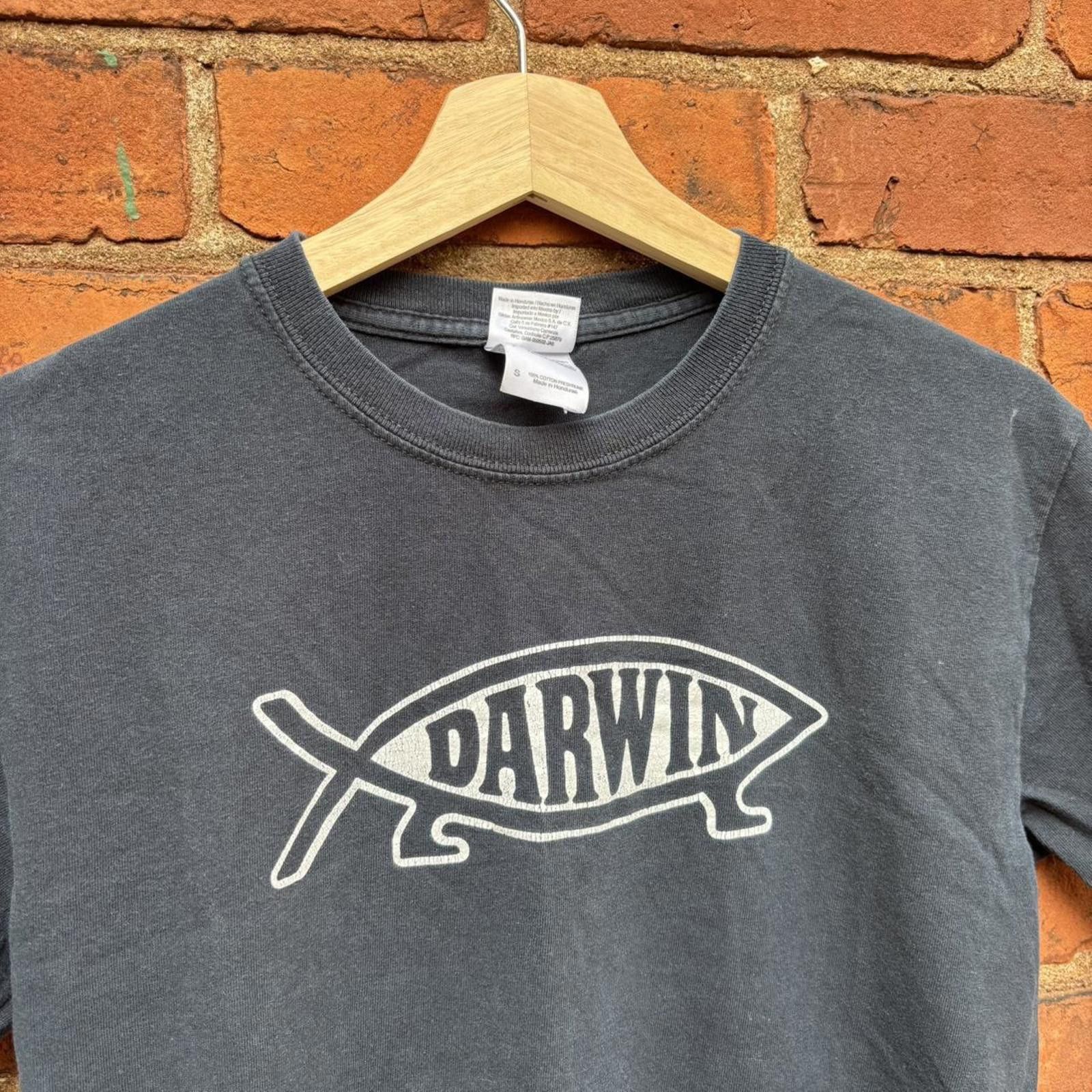 Gildan Vintage Darwin fish t shirt 00s Small Size US S / EU 44-46 / 1 - 3 Thumbnail